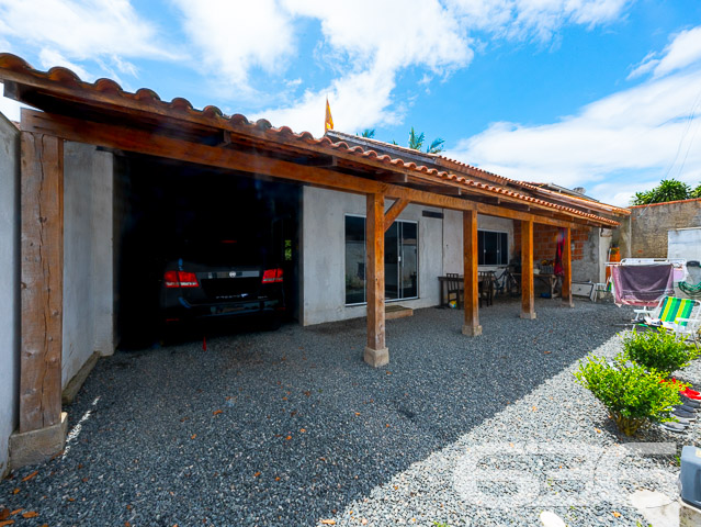 Residência térrea com amplo terreno à venda no Parque Guarani em Joinville/SC! 

Se você procura um lar espaçoso, acolhedor e pronto para morar, esta é a oportunidade perfeita. Localizada no bairro Parque Guarani, esta charmosa casa térrea oferece uma combinação equilibrada entre conforto interno e amplo espaço externo — ideal para famílias que valorizam bem-estar, privacidade e tranquilidade.

Construída sobre um terreno com 434,08m², a residência conta com 112,50m² de área construída e foi projetada com ambientes integrados, funcionais e acolhedores.

Ao entrar, você encontra uma sala de estar integrada à cozinha planejada com bancada em granito, ideal para reunir a família ou receber amigos. Os detalhes em madeira no forro e a iluminação bem distribuída reforçam a sensação de conforto e aconchego.

A casa possui 3 dormitórios bem distribuídos, sendo um deles com acesso direto ao banheiro principal. São 2 banheiros ao todo, ambos com ótimo acabamento e funcionalidade. A lavanderia é espaçosa e prática, garantindo o apoio ideal para o dia a dia.

Na parte externa, destaque para a área coberta com churrasqueira, perfeita para momentos de lazer em família. A garagem acomoda até 3 veículos (sendo 1 vaga coberta) e o amplo espaço de terreno ainda permite futuras ampliações ou paisagismo.

Comodidades adicionais: portão eletrônico, interfone, imóvel totalmente murado e cercado, ambiente pet friendly e ótima localização com fácil acesso às principais vias do bairro, próximo a escolas, supermercados, transporte público, hospitais e demais serviços essenciais.

Um imóvel completo, funcional e com excelente custo-benefício. Para quem deseja viver com mais liberdade, espaço e conforto em Joinville!

Agende uma visita com um de nossos consultores da 636 Negócios Imobiliários. Mais de 30 anos de experiência e seriedade no mercado!
 
636 NEGÓCIOS IMOBILIÁRIOS: A SUA MELHOR ESCOLHA
Com mais de 30 anos de experiência, a 636 Negócios Imobiliários é sua parceira ideal para encontrar o imóvel perfeito. Estamos prontos para ajudá-lo a fazer deste imóvel o seu novo lar.
 
Telefone: (47) 3451-0636
WhatsApp: (47) 99190-0636
 
Não perca esta oportunidade única. Visite nosso site para mais informações: i636.com.br
