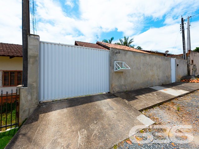 Residência térrea com amplo terreno à venda no Parque Guarani em Joinville/SC! 

Se você procura um lar espaçoso, acolhedor e pronto para morar, esta é a oportunidade perfeita. Localizada no bairro Parque Guarani, esta charmosa casa térrea oferece uma combinação equilibrada entre conforto interno e amplo espaço externo — ideal para famílias que valorizam bem-estar, privacidade e tranquilidade.

Construída sobre um terreno com 434,08m², a residência conta com 112,50m² de área construída e foi projetada com ambientes integrados, funcionais e acolhedores.

Ao entrar, você encontra uma sala de estar integrada à cozinha planejada com bancada em granito, ideal para reunir a família ou receber amigos. Os detalhes em madeira no forro e a iluminação bem distribuída reforçam a sensação de conforto e aconchego.

A casa possui 3 dormitórios bem distribuídos, sendo um deles com acesso direto ao banheiro principal. São 2 banheiros ao todo, ambos com ótimo acabamento e funcionalidade. A lavanderia é espaçosa e prática, garantindo o apoio ideal para o dia a dia.

Na parte externa, destaque para a área coberta com churrasqueira, perfeita para momentos de lazer em família. A garagem acomoda até 3 veículos (sendo 1 vaga coberta) e o amplo espaço de terreno ainda permite futuras ampliações ou paisagismo.

Comodidades adicionais: portão eletrônico, interfone, imóvel totalmente murado e cercado, ambiente pet friendly e ótima localização com fácil acesso às principais vias do bairro, próximo a escolas, supermercados, transporte público, hospitais e demais serviços essenciais.

Um imóvel completo, funcional e com excelente custo-benefício. Para quem deseja viver com mais liberdade, espaço e conforto em Joinville!

Agende uma visita com um de nossos consultores da 636 Negócios Imobiliários. Mais de 30 anos de experiência e seriedade no mercado!
 
636 NEGÓCIOS IMOBILIÁRIOS: A SUA MELHOR ESCOLHA
Com mais de 30 anos de experiência, a 636 Negócios Imobiliários é sua parceira ideal para encontrar o imóvel perfeito. Estamos prontos para ajudá-lo a fazer deste imóvel o seu novo lar.
 
Telefone: (47) 3451-0636
WhatsApp: (47) 99190-0636
 
Não perca esta oportunidade única. Visite nosso site para mais informações: i636.com.br