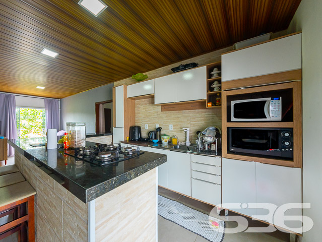 Residência térrea com amplo terreno à venda no Parque Guarani em Joinville/SC! 

Se você procura um lar espaçoso, acolhedor e pronto para morar, esta é a oportunidade perfeita. Localizada no bairro Parque Guarani, esta charmosa casa térrea oferece uma combinação equilibrada entre conforto interno e amplo espaço externo — ideal para famílias que valorizam bem-estar, privacidade e tranquilidade.

Construída sobre um terreno com 434,08m², a residência conta com 112,50m² de área construída e foi projetada com ambientes integrados, funcionais e acolhedores.

Ao entrar, você encontra uma sala de estar integrada à cozinha planejada com bancada em granito, ideal para reunir a família ou receber amigos. Os detalhes em madeira no forro e a iluminação bem distribuída reforçam a sensação de conforto e aconchego.

A casa possui 3 dormitórios bem distribuídos, sendo um deles com acesso direto ao banheiro principal. São 2 banheiros ao todo, ambos com ótimo acabamento e funcionalidade. A lavanderia é espaçosa e prática, garantindo o apoio ideal para o dia a dia.

Na parte externa, destaque para a área coberta com churrasqueira, perfeita para momentos de lazer em família. A garagem acomoda até 3 veículos (sendo 1 vaga coberta) e o amplo espaço de terreno ainda permite futuras ampliações ou paisagismo.

Comodidades adicionais: portão eletrônico, interfone, imóvel totalmente murado e cercado, ambiente pet friendly e ótima localização com fácil acesso às principais vias do bairro, próximo a escolas, supermercados, transporte público, hospitais e demais serviços essenciais.

Um imóvel completo, funcional e com excelente custo-benefício. Para quem deseja viver com mais liberdade, espaço e conforto em Joinville!

Agende uma visita com um de nossos consultores da 636 Negócios Imobiliários. Mais de 30 anos de experiência e seriedade no mercado!
 
636 NEGÓCIOS IMOBILIÁRIOS: A SUA MELHOR ESCOLHA
Com mais de 30 anos de experiência, a 636 Negócios Imobiliários é sua parceira ideal para encontrar o imóvel perfeito. Estamos prontos para ajudá-lo a fazer deste imóvel o seu novo lar.
 
Telefone: (47) 3451-0636
WhatsApp: (47) 99190-0636
 
Não perca esta oportunidade única. Visite nosso site para mais informações: i636.com.br