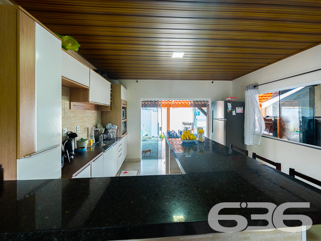 Residência térrea com amplo terreno à venda no Parque Guarani em Joinville/SC! 

Se você procura um lar espaçoso, acolhedor e pronto para morar, esta é a oportunidade perfeita. Localizada no bairro Parque Guarani, esta charmosa casa térrea oferece uma combinação equilibrada entre conforto interno e amplo espaço externo — ideal para famílias que valorizam bem-estar, privacidade e tranquilidade.

Construída sobre um terreno com 434,08m², a residência conta com 112,50m² de área construída e foi projetada com ambientes integrados, funcionais e acolhedores.

Ao entrar, você encontra uma sala de estar integrada à cozinha planejada com bancada em granito, ideal para reunir a família ou receber amigos. Os detalhes em madeira no forro e a iluminação bem distribuída reforçam a sensação de conforto e aconchego.

A casa possui 3 dormitórios bem distribuídos, sendo um deles com acesso direto ao banheiro principal. São 2 banheiros ao todo, ambos com ótimo acabamento e funcionalidade. A lavanderia é espaçosa e prática, garantindo o apoio ideal para o dia a dia.

Na parte externa, destaque para a área coberta com churrasqueira, perfeita para momentos de lazer em família. A garagem acomoda até 3 veículos (sendo 1 vaga coberta) e o amplo espaço de terreno ainda permite futuras ampliações ou paisagismo.

Comodidades adicionais: portão eletrônico, interfone, imóvel totalmente murado e cercado, ambiente pet friendly e ótima localização com fácil acesso às principais vias do bairro, próximo a escolas, supermercados, transporte público, hospitais e demais serviços essenciais.

Um imóvel completo, funcional e com excelente custo-benefício. Para quem deseja viver com mais liberdade, espaço e conforto em Joinville!

Agende uma visita com um de nossos consultores da 636 Negócios Imobiliários. Mais de 30 anos de experiência e seriedade no mercado!
 
636 NEGÓCIOS IMOBILIÁRIOS: A SUA MELHOR ESCOLHA
Com mais de 30 anos de experiência, a 636 Negócios Imobiliários é sua parceira ideal para encontrar o imóvel perfeito. Estamos prontos para ajudá-lo a fazer deste imóvel o seu novo lar.
 
Telefone: (47) 3451-0636
WhatsApp: (47) 99190-0636
 
Não perca esta oportunidade única. Visite nosso site para mais informações: i636.com.br