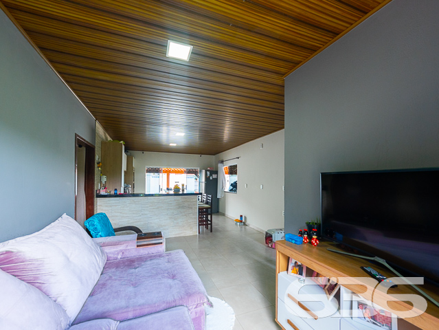Residência térrea com amplo terreno à venda no Parque Guarani em Joinville/SC! 

Se você procura um lar espaçoso, acolhedor e pronto para morar, esta é a oportunidade perfeita. Localizada no bairro Parque Guarani, esta charmosa casa térrea oferece uma combinação equilibrada entre conforto interno e amplo espaço externo — ideal para famílias que valorizam bem-estar, privacidade e tranquilidade.

Construída sobre um terreno com 434,08m², a residência conta com 112,50m² de área construída e foi projetada com ambientes integrados, funcionais e acolhedores.

Ao entrar, você encontra uma sala de estar integrada à cozinha planejada com bancada em granito, ideal para reunir a família ou receber amigos. Os detalhes em madeira no forro e a iluminação bem distribuída reforçam a sensação de conforto e aconchego.

A casa possui 3 dormitórios bem distribuídos, sendo um deles com acesso direto ao banheiro principal. São 2 banheiros ao todo, ambos com ótimo acabamento e funcionalidade. A lavanderia é espaçosa e prática, garantindo o apoio ideal para o dia a dia.

Na parte externa, destaque para a área coberta com churrasqueira, perfeita para momentos de lazer em família. A garagem acomoda até 3 veículos (sendo 1 vaga coberta) e o amplo espaço de terreno ainda permite futuras ampliações ou paisagismo.

Comodidades adicionais: portão eletrônico, interfone, imóvel totalmente murado e cercado, ambiente pet friendly e ótima localização com fácil acesso às principais vias do bairro, próximo a escolas, supermercados, transporte público, hospitais e demais serviços essenciais.

Um imóvel completo, funcional e com excelente custo-benefício. Para quem deseja viver com mais liberdade, espaço e conforto em Joinville!

Agende uma visita com um de nossos consultores da 636 Negócios Imobiliários. Mais de 30 anos de experiência e seriedade no mercado!
 
636 NEGÓCIOS IMOBILIÁRIOS: A SUA MELHOR ESCOLHA
Com mais de 30 anos de experiência, a 636 Negócios Imobiliários é sua parceira ideal para encontrar o imóvel perfeito. Estamos prontos para ajudá-lo a fazer deste imóvel o seu novo lar.
 
Telefone: (47) 3451-0636
WhatsApp: (47) 99190-0636
 
Não perca esta oportunidade única. Visite nosso site para mais informações: i636.com.br
