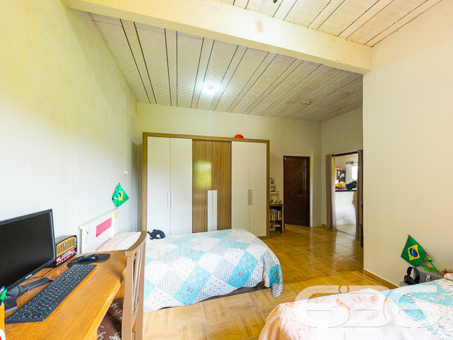 Residência térrea com amplo terreno à venda no Parque Guarani em Joinville/SC! 

Se você procura um lar espaçoso, acolhedor e pronto para morar, esta é a oportunidade perfeita. Localizada no bairro Parque Guarani, esta charmosa casa térrea oferece uma combinação equilibrada entre conforto interno e amplo espaço externo — ideal para famílias que valorizam bem-estar, privacidade e tranquilidade.

Construída sobre um terreno com 434,08m², a residência conta com 112,50m² de área construída e foi projetada com ambientes integrados, funcionais e acolhedores.

Ao entrar, você encontra uma sala de estar integrada à cozinha planejada com bancada em granito, ideal para reunir a família ou receber amigos. Os detalhes em madeira no forro e a iluminação bem distribuída reforçam a sensação de conforto e aconchego.

A casa possui 3 dormitórios bem distribuídos, sendo um deles com acesso direto ao banheiro principal. São 2 banheiros ao todo, ambos com ótimo acabamento e funcionalidade. A lavanderia é espaçosa e prática, garantindo o apoio ideal para o dia a dia.

Na parte externa, destaque para a área coberta com churrasqueira, perfeita para momentos de lazer em família. A garagem acomoda até 3 veículos (sendo 1 vaga coberta) e o amplo espaço de terreno ainda permite futuras ampliações ou paisagismo.

Comodidades adicionais: portão eletrônico, interfone, imóvel totalmente murado e cercado, ambiente pet friendly e ótima localização com fácil acesso às principais vias do bairro, próximo a escolas, supermercados, transporte público, hospitais e demais serviços essenciais.

Um imóvel completo, funcional e com excelente custo-benefício. Para quem deseja viver com mais liberdade, espaço e conforto em Joinville!

Agende uma visita com um de nossos consultores da 636 Negócios Imobiliários. Mais de 30 anos de experiência e seriedade no mercado!
 
636 NEGÓCIOS IMOBILIÁRIOS: A SUA MELHOR ESCOLHA
Com mais de 30 anos de experiência, a 636 Negócios Imobiliários é sua parceira ideal para encontrar o imóvel perfeito. Estamos prontos para ajudá-lo a fazer deste imóvel o seu novo lar.
 
Telefone: (47) 3451-0636
WhatsApp: (47) 99190-0636
 
Não perca esta oportunidade única. Visite nosso site para mais informações: i636.com.br