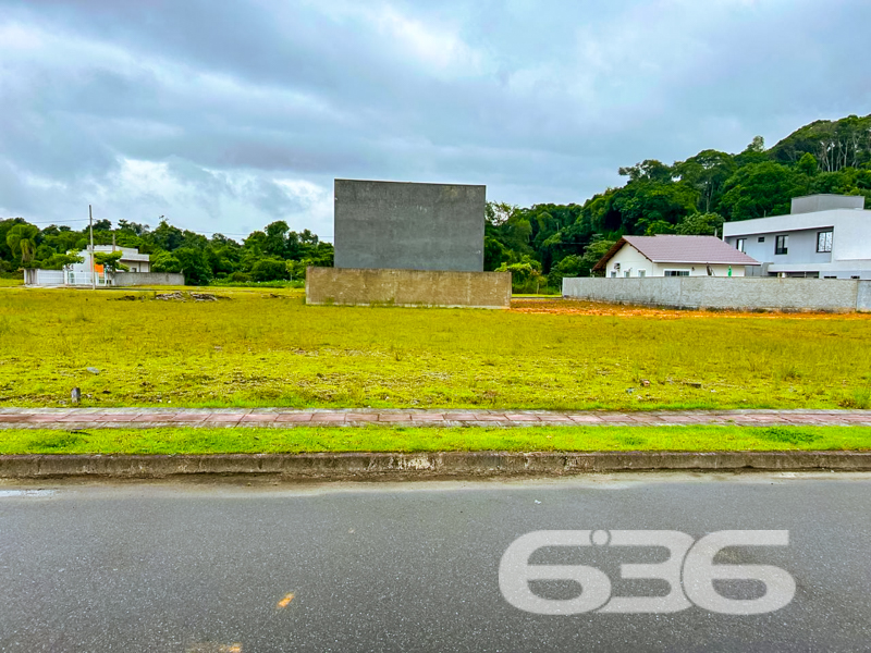 Terreno à venda no Itinga – Araquari/SC | 360m² 

Apresentamos uma das oportunidades mais valorizadas do bairro Itinga, em Araquari/SC: um terreno plano, com 360m² , geometria regular e face norte, ideal para projetos que priorizam boa iluminação natural e ventilação.

Localizado no Loteamento, um dos empreendimentos mais modernos e planejados da região, o imóvel oferece um entorno impecável, com ruas pavimentadas, paisagismo com palmeiras, lagos ornamentais, pista de caminhada, áreas de lazer e uma vizinhança formada por residências de alto padrão.

Seja para construir a casa dos sonhos ou como ativo de valorização patrimonial, este terreno reúne os elementos ideais: localização estratégica, segurança urbanística, beleza paisagística e documentação regular.

Entre em contato com a 636 Negócios Imobiliários e venha conhecer de perto o cenário onde sua próxima conquista vai nascer.
 
636 NEGÓCIOS IMOBILIÁRIOS: A SUA MELHOR ESCOLHA
Com mais de 30 anos de experiência, a 636 Negócios Imobiliários é sua parceira ideal para encontrar o imóvel perfeito. Estamos prontos para ajudá-lo a fazer deste imóvel o seu novo lar.
 
Telefone: (47) 3451-0636
WhatsApp: (47) 99190-0636
 
Não perca esta oportunidade única. Visite nosso site para mais informações: i636.com.br