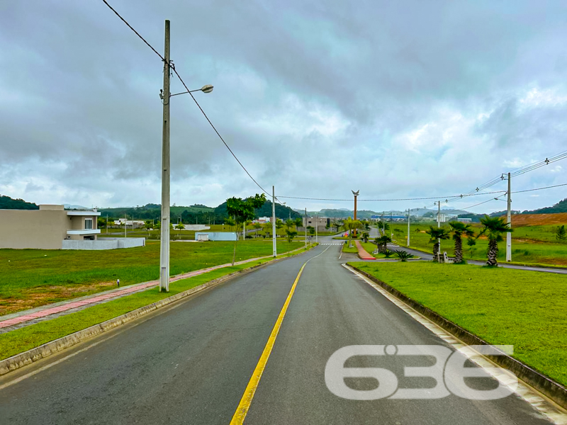 Terreno à venda no Itinga – Araquari/SC | 360m² 

Apresentamos uma das oportunidades mais valorizadas do bairro Itinga, em Araquari/SC: um terreno plano, com 360m² , geometria regular e face norte, ideal para projetos que priorizam boa iluminação natural e ventilação.

Localizado no Loteamento, um dos empreendimentos mais modernos e planejados da região, o imóvel oferece um entorno impecável, com ruas pavimentadas, paisagismo com palmeiras, lagos ornamentais, pista de caminhada, áreas de lazer e uma vizinhança formada por residências de alto padrão.

Seja para construir a casa dos sonhos ou como ativo de valorização patrimonial, este terreno reúne os elementos ideais: localização estratégica, segurança urbanística, beleza paisagística e documentação regular.

Entre em contato com a 636 Negócios Imobiliários e venha conhecer de perto o cenário onde sua próxima conquista vai nascer.
 
636 NEGÓCIOS IMOBILIÁRIOS: A SUA MELHOR ESCOLHA
Com mais de 30 anos de experiência, a 636 Negócios Imobiliários é sua parceira ideal para encontrar o imóvel perfeito. Estamos prontos para ajudá-lo a fazer deste imóvel o seu novo lar.
 
Telefone: (47) 3451-0636
WhatsApp: (47) 99190-0636
 
Não perca esta oportunidade única. Visite nosso site para mais informações: i636.com.br