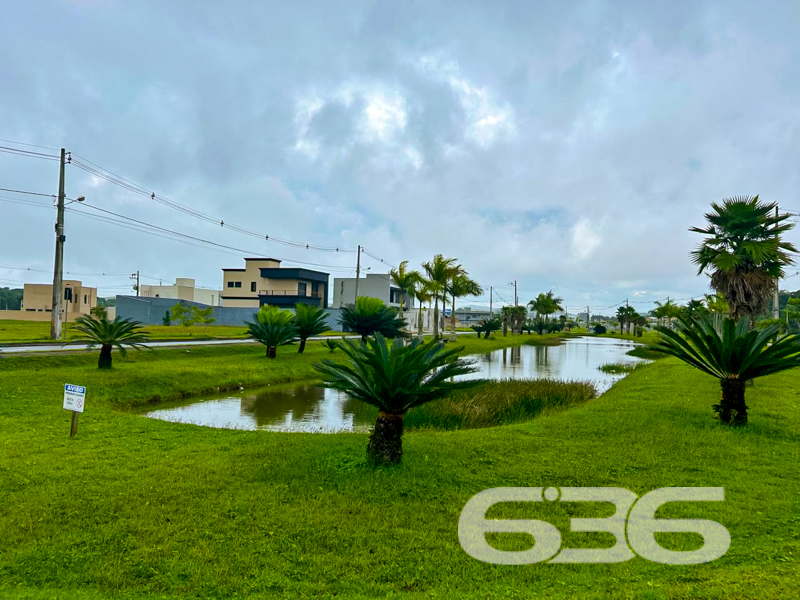 Terreno à venda no Itinga – Araquari/SC | 360m² 

Apresentamos uma das oportunidades mais valorizadas do bairro Itinga, em Araquari/SC: um terreno plano, com 360m² , geometria regular e face norte, ideal para projetos que priorizam boa iluminação natural e ventilação.

Localizado no Loteamento, um dos empreendimentos mais modernos e planejados da região, o imóvel oferece um entorno impecável, com ruas pavimentadas, paisagismo com palmeiras, lagos ornamentais, pista de caminhada, áreas de lazer e uma vizinhança formada por residências de alto padrão.

Seja para construir a casa dos sonhos ou como ativo de valorização patrimonial, este terreno reúne os elementos ideais: localização estratégica, segurança urbanística, beleza paisagística e documentação regular.

Entre em contato com a 636 Negócios Imobiliários e venha conhecer de perto o cenário onde sua próxima conquista vai nascer.
 
636 NEGÓCIOS IMOBILIÁRIOS: A SUA MELHOR ESCOLHA
Com mais de 30 anos de experiência, a 636 Negócios Imobiliários é sua parceira ideal para encontrar o imóvel perfeito. Estamos prontos para ajudá-lo a fazer deste imóvel o seu novo lar.
 
Telefone: (47) 3451-0636
WhatsApp: (47) 99190-0636
 
Não perca esta oportunidade única. Visite nosso site para mais informações: i636.com.br