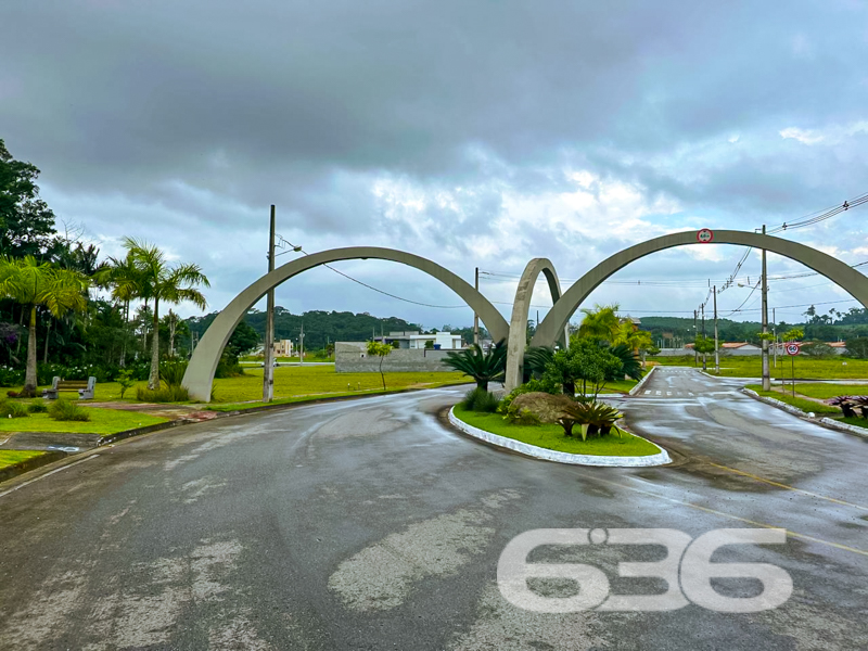 Terreno à venda no Itinga – Araquari/SC | 360m² 

Apresentamos uma das oportunidades mais valorizadas do bairro Itinga, em Araquari/SC: um terreno plano, com 360m² , geometria regular e face norte, ideal para projetos que priorizam boa iluminação natural e ventilação.

Localizado no Loteamento, um dos empreendimentos mais modernos e planejados da região, o imóvel oferece um entorno impecável, com ruas pavimentadas, paisagismo com palmeiras, lagos ornamentais, pista de caminhada, áreas de lazer e uma vizinhança formada por residências de alto padrão.

Seja para construir a casa dos sonhos ou como ativo de valorização patrimonial, este terreno reúne os elementos ideais: localização estratégica, segurança urbanística, beleza paisagística e documentação regular.

Entre em contato com a 636 Negócios Imobiliários e venha conhecer de perto o cenário onde sua próxima conquista vai nascer.
 
636 NEGÓCIOS IMOBILIÁRIOS: A SUA MELHOR ESCOLHA
Com mais de 30 anos de experiência, a 636 Negócios Imobiliários é sua parceira ideal para encontrar o imóvel perfeito. Estamos prontos para ajudá-lo a fazer deste imóvel o seu novo lar.
 
Telefone: (47) 3451-0636
WhatsApp: (47) 99190-0636
 
Não perca esta oportunidade única. Visite nosso site para mais informações: i636.com.br