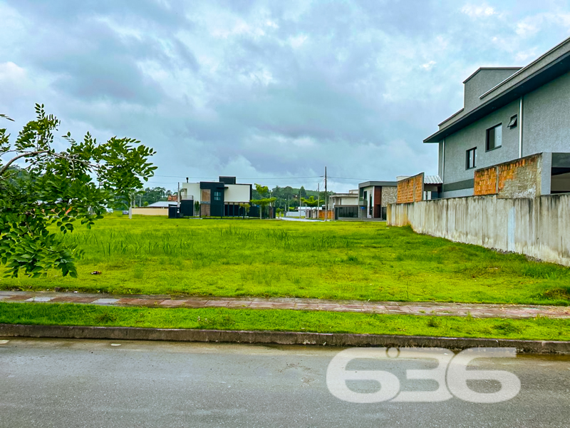 Terreno à venda no Itinga – Araquari/SC | 360m² 

Apresentamos uma das oportunidades mais valorizadas do bairro Itinga, em Araquari/SC: um terreno plano, com 360m² , geometria regular e face norte, ideal para projetos que priorizam boa iluminação natural e ventilação.

Localizado no Loteamento, um dos empreendimentos mais modernos e planejados da região, o imóvel oferece um entorno impecável, com ruas pavimentadas, paisagismo com palmeiras, lagos ornamentais, pista de caminhada, áreas de lazer e uma vizinhança formada por residências de alto padrão.

Seja para construir a casa dos sonhos ou como ativo de valorização patrimonial, este terreno reúne os elementos ideais: localização estratégica, segurança urbanística, beleza paisagística e documentação regular.

Entre em contato com a 636 Negócios Imobiliários e venha conhecer de perto o cenário onde sua próxima conquista vai nascer.
 
636 NEGÓCIOS IMOBILIÁRIOS: A SUA MELHOR ESCOLHA
Com mais de 30 anos de experiência, a 636 Negócios Imobiliários é sua parceira ideal para encontrar o imóvel perfeito. Estamos prontos para ajudá-lo a fazer deste imóvel o seu novo lar.
 
Telefone: (47) 3451-0636
WhatsApp: (47) 99190-0636
 
Não perca esta oportunidade única. Visite nosso site para mais informações: i636.com.br