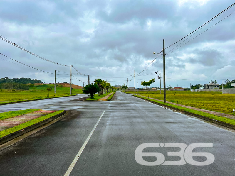 Terreno à venda no Itinga – Araquari/SC | 360m² 

Apresentamos uma das oportunidades mais valorizadas do bairro Itinga, em Araquari/SC: um terreno plano, com 360m² , geometria regular e face norte, ideal para projetos que priorizam boa iluminação natural e ventilação.

Localizado no Loteamento, um dos empreendimentos mais modernos e planejados da região, o imóvel oferece um entorno impecável, com ruas pavimentadas, paisagismo com palmeiras, lagos ornamentais, pista de caminhada, áreas de lazer e uma vizinhança formada por residências de alto padrão.

Seja para construir a casa dos sonhos ou como ativo de valorização patrimonial, este terreno reúne os elementos ideais: localização estratégica, segurança urbanística, beleza paisagística e documentação regular.

Entre em contato com a 636 Negócios Imobiliários e venha conhecer de perto o cenário onde sua próxima conquista vai nascer.
 
636 NEGÓCIOS IMOBILIÁRIOS: A SUA MELHOR ESCOLHA
Com mais de 30 anos de experiência, a 636 Negócios Imobiliários é sua parceira ideal para encontrar o imóvel perfeito. Estamos prontos para ajudá-lo a fazer deste imóvel o seu novo lar.
 
Telefone: (47) 3451-0636
WhatsApp: (47) 99190-0636
 
Não perca esta oportunidade única. Visite nosso site para mais informações: i636.com.br