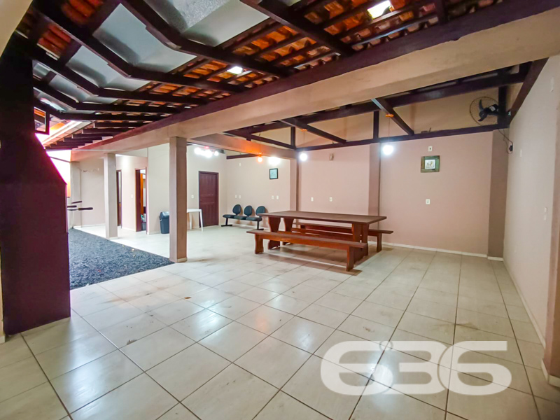 Casa a 750m do Mar, Pronta para Morar – Bairro Enseada, São Francisco do Sul/SC
Se você procura praticidade, conforto e excelente localização para investir ou morar perto do mar, esta residência térrea é a escolha ideal. Localizada na charmosa e tranquila Praia da Enseada, a apenas 750 metros da faixa de areia, esta casa une funcionalidade e bem-estar em um único imóvel.
Com 99,97m² de área, a casa foi edificada em um terreno de 250m², com face norte e rua pavimentada, garantindo conforto térmico e excelente iluminação natural ao longo do dia.
A residência conta com:
* 2 dormitórios espaçosos, acomodando confortavelmente toda a família.
* 2 banheiros bem distribuídos, com ótimo acabamento, box de vidro e armários planejados.
* Sala de estar integrada com acesso à varanda, perfeita para relaxar com vista para o jardim frontal.
* Cozinha funcional e moderna, pronta para uso.
* Área gourmet coberta nos fundos, com churrasqueira.
* Garagem coberta para até 3 veículos, com acesso direto à casa.
* Conexão de internet via fibra óptica, ideal para quem trabalha em home office ou busca entretenimento digital.
* Terreno murado e cercado, garantindo segurança e privacidade, com espaço para pets e jardim.
Localizada próxima a vias de acesso, escolas, transporte público e serviços essenciais, esta casa é perfeita tanto para moradia fixa quanto para lazer e veraneio. A vizinhança é tranquila e o entorno conta com ótima infraestrutura.
Uma residência impecável, cuidada em cada detalhe, pronta para você aproveitar tudo o que São Francisco do Sul oferece. Entre em contato com a 636 Negócios Imobiliários e agende sua visita. Aqui, realizamos sonhos com segurança, experiência e excelência há mais de 30 anos.
636 NEGÓCIOS IMOBILIÁRIOS: A SUA MELHOR ESCOLHA
Com mais de 30 anos de experiência, a 636 Negócios Imobiliários é sua parceira ideal para encontrar o imóvel perfeito. Estamos prontos para ajudá-lo a fazer deste imóvel o seu novo lar.
Telefone: (47) 3451-0636
WhatsApp: (47) 99190-0636
Não perca esta oportunidade única. Visite nosso site para mais informações: i636.com.br