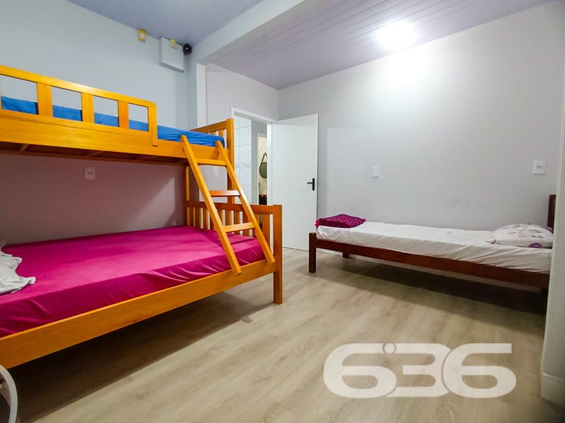 Casa a 750m do Mar, Pronta para Morar – Bairro Enseada, São Francisco do Sul/SC
Se você procura praticidade, conforto e excelente localização para investir ou morar perto do mar, esta residência térrea é a escolha ideal. Localizada na charmosa e tranquila Praia da Enseada, a apenas 750 metros da faixa de areia, esta casa une funcionalidade e bem-estar em um único imóvel.
Com 99,97m² de área, a casa foi edificada em um terreno de 250m², com face norte e rua pavimentada, garantindo conforto térmico e excelente iluminação natural ao longo do dia.
A residência conta com:
* 2 dormitórios espaçosos, acomodando confortavelmente toda a família.
* 2 banheiros bem distribuídos, com ótimo acabamento, box de vidro e armários planejados.
* Sala de estar integrada com acesso à varanda, perfeita para relaxar com vista para o jardim frontal.
* Cozinha funcional e moderna, pronta para uso.
* Área gourmet coberta nos fundos, com churrasqueira.
* Garagem coberta para até 3 veículos, com acesso direto à casa.
* Conexão de internet via fibra óptica, ideal para quem trabalha em home office ou busca entretenimento digital.
* Terreno murado e cercado, garantindo segurança e privacidade, com espaço para pets e jardim.
Localizada próxima a vias de acesso, escolas, transporte público e serviços essenciais, esta casa é perfeita tanto para moradia fixa quanto para lazer e veraneio. A vizinhança é tranquila e o entorno conta com ótima infraestrutura.
Uma residência impecável, cuidada em cada detalhe, pronta para você aproveitar tudo o que São Francisco do Sul oferece. Entre em contato com a 636 Negócios Imobiliários e agende sua visita. Aqui, realizamos sonhos com segurança, experiência e excelência há mais de 30 anos.
636 NEGÓCIOS IMOBILIÁRIOS: A SUA MELHOR ESCOLHA
Com mais de 30 anos de experiência, a 636 Negócios Imobiliários é sua parceira ideal para encontrar o imóvel perfeito. Estamos prontos para ajudá-lo a fazer deste imóvel o seu novo lar.
Telefone: (47) 3451-0636
WhatsApp: (47) 99190-0636
Não perca esta oportunidade única. Visite nosso site para mais informações: i636.com.br
