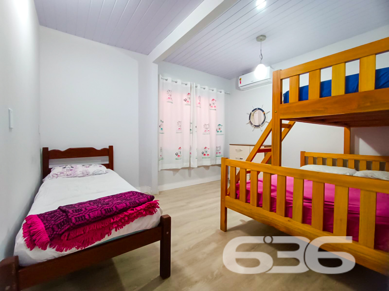 Casa a 750m do Mar, Pronta para Morar – Bairro Enseada, São Francisco do Sul/SC
Se você procura praticidade, conforto e excelente localização para investir ou morar perto do mar, esta residência térrea é a escolha ideal. Localizada na charmosa e tranquila Praia da Enseada, a apenas 750 metros da faixa de areia, esta casa une funcionalidade e bem-estar em um único imóvel.
Com 99,97m² de área, a casa foi edificada em um terreno de 250m², com face norte e rua pavimentada, garantindo conforto térmico e excelente iluminação natural ao longo do dia.
A residência conta com:
* 2 dormitórios espaçosos, acomodando confortavelmente toda a família.
* 2 banheiros bem distribuídos, com ótimo acabamento, box de vidro e armários planejados.
* Sala de estar integrada com acesso à varanda, perfeita para relaxar com vista para o jardim frontal.
* Cozinha funcional e moderna, pronta para uso.
* Área gourmet coberta nos fundos, com churrasqueira.
* Garagem coberta para até 3 veículos, com acesso direto à casa.
* Conexão de internet via fibra óptica, ideal para quem trabalha em home office ou busca entretenimento digital.
* Terreno murado e cercado, garantindo segurança e privacidade, com espaço para pets e jardim.
Localizada próxima a vias de acesso, escolas, transporte público e serviços essenciais, esta casa é perfeita tanto para moradia fixa quanto para lazer e veraneio. A vizinhança é tranquila e o entorno conta com ótima infraestrutura.
Uma residência impecável, cuidada em cada detalhe, pronta para você aproveitar tudo o que São Francisco do Sul oferece. Entre em contato com a 636 Negócios Imobiliários e agende sua visita. Aqui, realizamos sonhos com segurança, experiência e excelência há mais de 30 anos.
636 NEGÓCIOS IMOBILIÁRIOS: A SUA MELHOR ESCOLHA
Com mais de 30 anos de experiência, a 636 Negócios Imobiliários é sua parceira ideal para encontrar o imóvel perfeito. Estamos prontos para ajudá-lo a fazer deste imóvel o seu novo lar.
Telefone: (47) 3451-0636
WhatsApp: (47) 99190-0636
Não perca esta oportunidade única. Visite nosso site para mais informações: i636.com.br