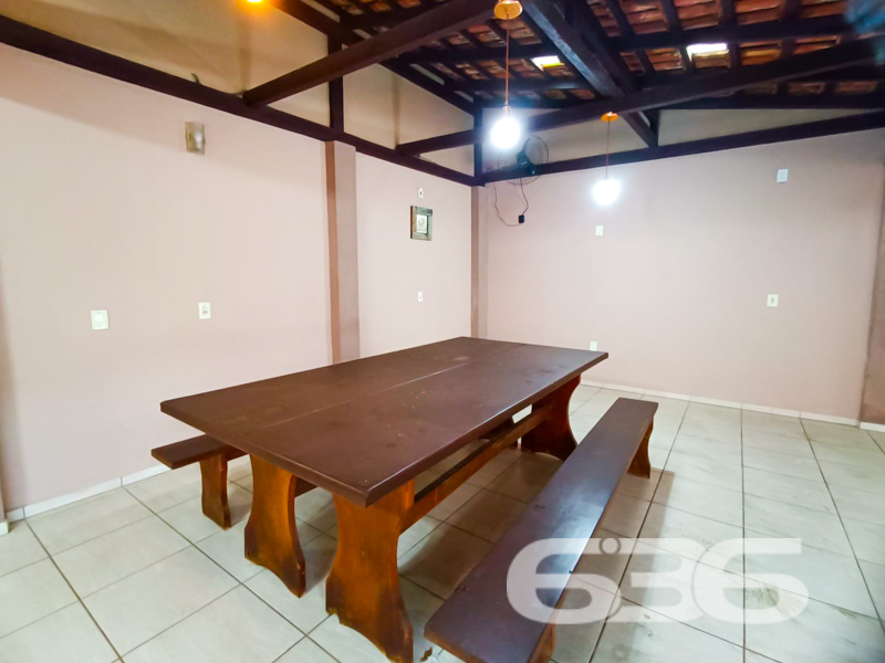 Casa a 750m do Mar, Pronta para Morar – Bairro Enseada, São Francisco do Sul/SC
Se você procura praticidade, conforto e excelente localização para investir ou morar perto do mar, esta residência térrea é a escolha ideal. Localizada na charmosa e tranquila Praia da Enseada, a apenas 750 metros da faixa de areia, esta casa une funcionalidade e bem-estar em um único imóvel.
Com 99,97m² de área, a casa foi edificada em um terreno de 250m², com face norte e rua pavimentada, garantindo conforto térmico e excelente iluminação natural ao longo do dia.
A residência conta com:
* 2 dormitórios espaçosos, acomodando confortavelmente toda a família.
* 2 banheiros bem distribuídos, com ótimo acabamento, box de vidro e armários planejados.
* Sala de estar integrada com acesso à varanda, perfeita para relaxar com vista para o jardim frontal.
* Cozinha funcional e moderna, pronta para uso.
* Área gourmet coberta nos fundos, com churrasqueira.
* Garagem coberta para até 3 veículos, com acesso direto à casa.
* Conexão de internet via fibra óptica, ideal para quem trabalha em home office ou busca entretenimento digital.
* Terreno murado e cercado, garantindo segurança e privacidade, com espaço para pets e jardim.
Localizada próxima a vias de acesso, escolas, transporte público e serviços essenciais, esta casa é perfeita tanto para moradia fixa quanto para lazer e veraneio. A vizinhança é tranquila e o entorno conta com ótima infraestrutura.
Uma residência impecável, cuidada em cada detalhe, pronta para você aproveitar tudo o que São Francisco do Sul oferece. Entre em contato com a 636 Negócios Imobiliários e agende sua visita. Aqui, realizamos sonhos com segurança, experiência e excelência há mais de 30 anos.
636 NEGÓCIOS IMOBILIÁRIOS: A SUA MELHOR ESCOLHA
Com mais de 30 anos de experiência, a 636 Negócios Imobiliários é sua parceira ideal para encontrar o imóvel perfeito. Estamos prontos para ajudá-lo a fazer deste imóvel o seu novo lar.
Telefone: (47) 3451-0636
WhatsApp: (47) 99190-0636
Não perca esta oportunidade única. Visite nosso site para mais informações: i636.com.br