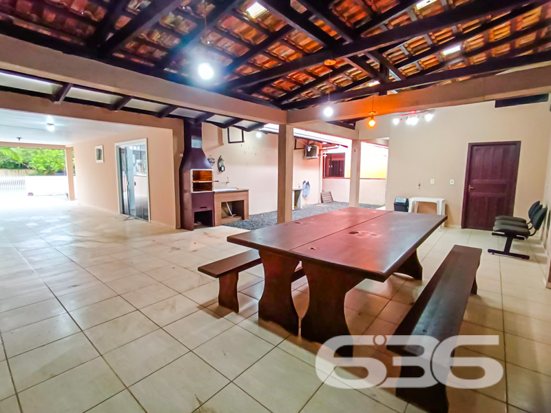 Casa a 750m do Mar, Pronta para Morar – Bairro Enseada, São Francisco do Sul/SC
Se você procura praticidade, conforto e excelente localização para investir ou morar perto do mar, esta residência térrea é a escolha ideal. Localizada na charmosa e tranquila Praia da Enseada, a apenas 750 metros da faixa de areia, esta casa une funcionalidade e bem-estar em um único imóvel.
Com 99,97m² de área, a casa foi edificada em um terreno de 250m², com face norte e rua pavimentada, garantindo conforto térmico e excelente iluminação natural ao longo do dia.
A residência conta com:
* 2 dormitórios espaçosos, acomodando confortavelmente toda a família.
* 2 banheiros bem distribuídos, com ótimo acabamento, box de vidro e armários planejados.
* Sala de estar integrada com acesso à varanda, perfeita para relaxar com vista para o jardim frontal.
* Cozinha funcional e moderna, pronta para uso.
* Área gourmet coberta nos fundos, com churrasqueira.
* Garagem coberta para até 3 veículos, com acesso direto à casa.
* Conexão de internet via fibra óptica, ideal para quem trabalha em home office ou busca entretenimento digital.
* Terreno murado e cercado, garantindo segurança e privacidade, com espaço para pets e jardim.
Localizada próxima a vias de acesso, escolas, transporte público e serviços essenciais, esta casa é perfeita tanto para moradia fixa quanto para lazer e veraneio. A vizinhança é tranquila e o entorno conta com ótima infraestrutura.
Uma residência impecável, cuidada em cada detalhe, pronta para você aproveitar tudo o que São Francisco do Sul oferece. Entre em contato com a 636 Negócios Imobiliários e agende sua visita. Aqui, realizamos sonhos com segurança, experiência e excelência há mais de 30 anos.
636 NEGÓCIOS IMOBILIÁRIOS: A SUA MELHOR ESCOLHA
Com mais de 30 anos de experiência, a 636 Negócios Imobiliários é sua parceira ideal para encontrar o imóvel perfeito. Estamos prontos para ajudá-lo a fazer deste imóvel o seu novo lar.
Telefone: (47) 3451-0636
WhatsApp: (47) 99190-0636
Não perca esta oportunidade única. Visite nosso site para mais informações: i636.com.br
