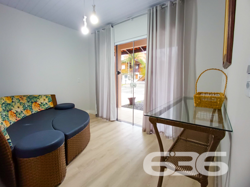 Casa a 750m do Mar, Pronta para Morar – Bairro Enseada, São Francisco do Sul/SC
Se você procura praticidade, conforto e excelente localização para investir ou morar perto do mar, esta residência térrea é a escolha ideal. Localizada na charmosa e tranquila Praia da Enseada, a apenas 750 metros da faixa de areia, esta casa une funcionalidade e bem-estar em um único imóvel.
Com 99,97m² de área, a casa foi edificada em um terreno de 250m², com face norte e rua pavimentada, garantindo conforto térmico e excelente iluminação natural ao longo do dia.
A residência conta com:
* 2 dormitórios espaçosos, acomodando confortavelmente toda a família.
* 2 banheiros bem distribuídos, com ótimo acabamento, box de vidro e armários planejados.
* Sala de estar integrada com acesso à varanda, perfeita para relaxar com vista para o jardim frontal.
* Cozinha funcional e moderna, pronta para uso.
* Área gourmet coberta nos fundos, com churrasqueira.
* Garagem coberta para até 3 veículos, com acesso direto à casa.
* Conexão de internet via fibra óptica, ideal para quem trabalha em home office ou busca entretenimento digital.
* Terreno murado e cercado, garantindo segurança e privacidade, com espaço para pets e jardim.
Localizada próxima a vias de acesso, escolas, transporte público e serviços essenciais, esta casa é perfeita tanto para moradia fixa quanto para lazer e veraneio. A vizinhança é tranquila e o entorno conta com ótima infraestrutura.
Uma residência impecável, cuidada em cada detalhe, pronta para você aproveitar tudo o que São Francisco do Sul oferece. Entre em contato com a 636 Negócios Imobiliários e agende sua visita. Aqui, realizamos sonhos com segurança, experiência e excelência há mais de 30 anos.
636 NEGÓCIOS IMOBILIÁRIOS: A SUA MELHOR ESCOLHA
Com mais de 30 anos de experiência, a 636 Negócios Imobiliários é sua parceira ideal para encontrar o imóvel perfeito. Estamos prontos para ajudá-lo a fazer deste imóvel o seu novo lar.
Telefone: (47) 3451-0636
WhatsApp: (47) 99190-0636
Não perca esta oportunidade única. Visite nosso site para mais informações: i636.com.br