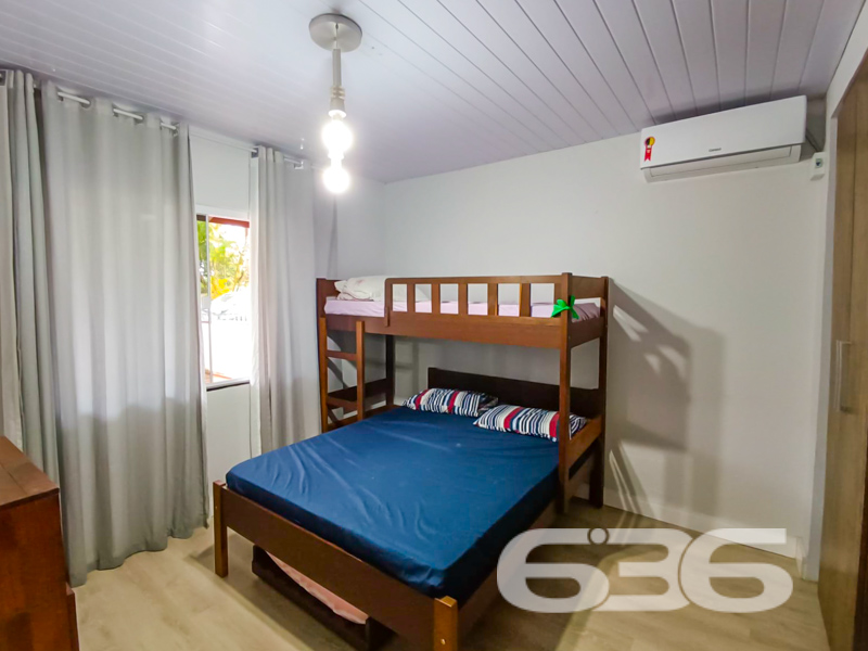 Casa a 750m do Mar, Pronta para Morar – Bairro Enseada, São Francisco do Sul/SC
Se você procura praticidade, conforto e excelente localização para investir ou morar perto do mar, esta residência térrea é a escolha ideal. Localizada na charmosa e tranquila Praia da Enseada, a apenas 750 metros da faixa de areia, esta casa une funcionalidade e bem-estar em um único imóvel.
Com 99,97m² de área, a casa foi edificada em um terreno de 250m², com face norte e rua pavimentada, garantindo conforto térmico e excelente iluminação natural ao longo do dia.
A residência conta com:
* 2 dormitórios espaçosos, acomodando confortavelmente toda a família.
* 2 banheiros bem distribuídos, com ótimo acabamento, box de vidro e armários planejados.
* Sala de estar integrada com acesso à varanda, perfeita para relaxar com vista para o jardim frontal.
* Cozinha funcional e moderna, pronta para uso.
* Área gourmet coberta nos fundos, com churrasqueira.
* Garagem coberta para até 3 veículos, com acesso direto à casa.
* Conexão de internet via fibra óptica, ideal para quem trabalha em home office ou busca entretenimento digital.
* Terreno murado e cercado, garantindo segurança e privacidade, com espaço para pets e jardim.
Localizada próxima a vias de acesso, escolas, transporte público e serviços essenciais, esta casa é perfeita tanto para moradia fixa quanto para lazer e veraneio. A vizinhança é tranquila e o entorno conta com ótima infraestrutura.
Uma residência impecável, cuidada em cada detalhe, pronta para você aproveitar tudo o que São Francisco do Sul oferece. Entre em contato com a 636 Negócios Imobiliários e agende sua visita. Aqui, realizamos sonhos com segurança, experiência e excelência há mais de 30 anos.
636 NEGÓCIOS IMOBILIÁRIOS: A SUA MELHOR ESCOLHA
Com mais de 30 anos de experiência, a 636 Negócios Imobiliários é sua parceira ideal para encontrar o imóvel perfeito. Estamos prontos para ajudá-lo a fazer deste imóvel o seu novo lar.
Telefone: (47) 3451-0636
WhatsApp: (47) 99190-0636
Não perca esta oportunidade única. Visite nosso site para mais informações: i636.com.br