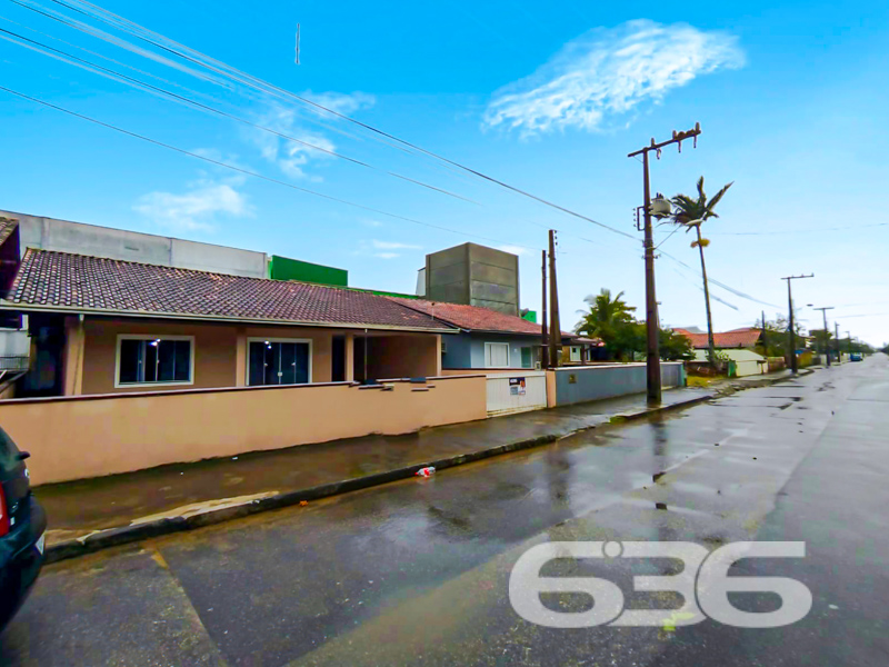 Casa a 750m do Mar, Pronta para Morar – Bairro Enseada, São Francisco do Sul/SC
Se você procura praticidade, conforto e excelente localização para investir ou morar perto do mar, esta residência térrea é a escolha ideal. Localizada na charmosa e tranquila Praia da Enseada, a apenas 750 metros da faixa de areia, esta casa une funcionalidade e bem-estar em um único imóvel.
Com 99,97m² de área, a casa foi edificada em um terreno de 250m², com face norte e rua pavimentada, garantindo conforto térmico e excelente iluminação natural ao longo do dia.
A residência conta com:
* 2 dormitórios espaçosos, acomodando confortavelmente toda a família.
* 2 banheiros bem distribuídos, com ótimo acabamento, box de vidro e armários planejados.
* Sala de estar integrada com acesso à varanda, perfeita para relaxar com vista para o jardim frontal.
* Cozinha funcional e moderna, pronta para uso.
* Área gourmet coberta nos fundos, com churrasqueira.
* Garagem coberta para até 3 veículos, com acesso direto à casa.
* Conexão de internet via fibra óptica, ideal para quem trabalha em home office ou busca entretenimento digital.
* Terreno murado e cercado, garantindo segurança e privacidade, com espaço para pets e jardim.
Localizada próxima a vias de acesso, escolas, transporte público e serviços essenciais, esta casa é perfeita tanto para moradia fixa quanto para lazer e veraneio. A vizinhança é tranquila e o entorno conta com ótima infraestrutura.
Uma residência impecável, cuidada em cada detalhe, pronta para você aproveitar tudo o que São Francisco do Sul oferece. Entre em contato com a 636 Negócios Imobiliários e agende sua visita. Aqui, realizamos sonhos com segurança, experiência e excelência há mais de 30 anos.
636 NEGÓCIOS IMOBILIÁRIOS: A SUA MELHOR ESCOLHA
Com mais de 30 anos de experiência, a 636 Negócios Imobiliários é sua parceira ideal para encontrar o imóvel perfeito. Estamos prontos para ajudá-lo a fazer deste imóvel o seu novo lar.
Telefone: (47) 3451-0636
WhatsApp: (47) 99190-0636
Não perca esta oportunidade única. Visite nosso site para mais informações: i636.com.br