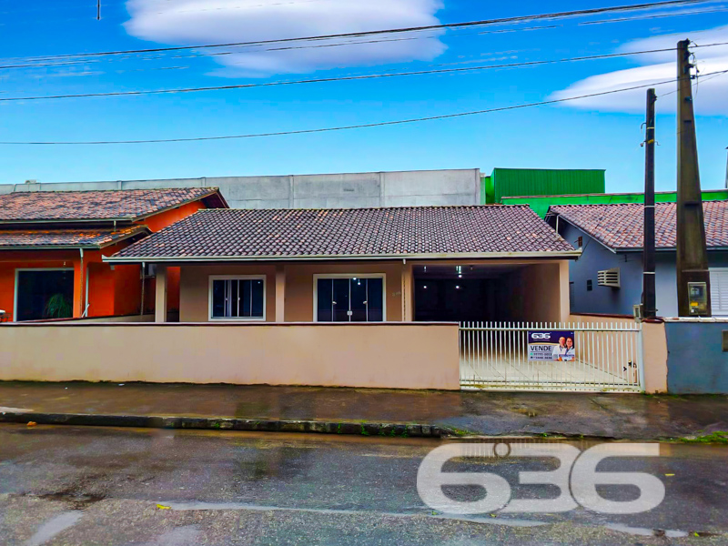 Casa a 750m do Mar, Pronta para Morar – Bairro Enseada, São Francisco do Sul/SC
Se você procura praticidade, conforto e excelente localização para investir ou morar perto do mar, esta residência térrea é a escolha ideal. Localizada na charmosa e tranquila Praia da Enseada, a apenas 750 metros da faixa de areia, esta casa une funcionalidade e bem-estar em um único imóvel.
Com 99,97m² de área, a casa foi edificada em um terreno de 250m², com face norte e rua pavimentada, garantindo conforto térmico e excelente iluminação natural ao longo do dia.
A residência conta com:
* 2 dormitórios espaçosos, acomodando confortavelmente toda a família.
* 2 banheiros bem distribuídos, com ótimo acabamento, box de vidro e armários planejados.
* Sala de estar integrada com acesso à varanda, perfeita para relaxar com vista para o jardim frontal.
* Cozinha funcional e moderna, pronta para uso.
* Área gourmet coberta nos fundos, com churrasqueira.
* Garagem coberta para até 3 veículos, com acesso direto à casa.
* Conexão de internet via fibra óptica, ideal para quem trabalha em home office ou busca entretenimento digital.
* Terreno murado e cercado, garantindo segurança e privacidade, com espaço para pets e jardim.
Localizada próxima a vias de acesso, escolas, transporte público e serviços essenciais, esta casa é perfeita tanto para moradia fixa quanto para lazer e veraneio. A vizinhança é tranquila e o entorno conta com ótima infraestrutura.
Uma residência impecável, cuidada em cada detalhe, pronta para você aproveitar tudo o que São Francisco do Sul oferece. Entre em contato com a 636 Negócios Imobiliários e agende sua visita. Aqui, realizamos sonhos com segurança, experiência e excelência há mais de 30 anos.
636 NEGÓCIOS IMOBILIÁRIOS: A SUA MELHOR ESCOLHA
Com mais de 30 anos de experiência, a 636 Negócios Imobiliários é sua parceira ideal para encontrar o imóvel perfeito. Estamos prontos para ajudá-lo a fazer deste imóvel o seu novo lar.
Telefone: (47) 3451-0636
WhatsApp: (47) 99190-0636
Não perca esta oportunidade única. Visite nosso site para mais informações: i636.com.br