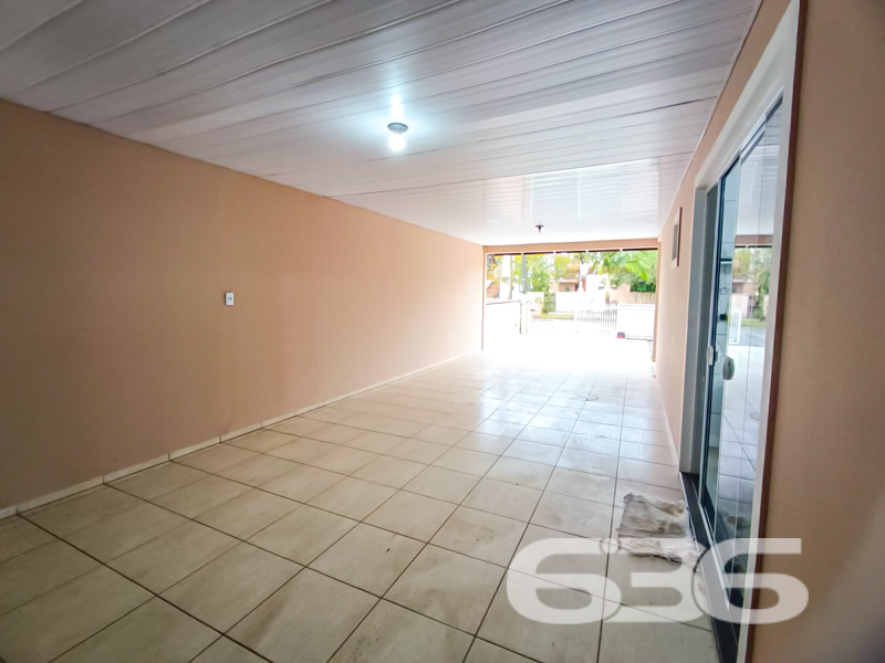Casa a 750m do Mar, Pronta para Morar – Bairro Enseada, São Francisco do Sul/SC
Se você procura praticidade, conforto e excelente localização para investir ou morar perto do mar, esta residência térrea é a escolha ideal. Localizada na charmosa e tranquila Praia da Enseada, a apenas 750 metros da faixa de areia, esta casa une funcionalidade e bem-estar em um único imóvel.
Com 99,97m² de área, a casa foi edificada em um terreno de 250m², com face norte e rua pavimentada, garantindo conforto térmico e excelente iluminação natural ao longo do dia.
A residência conta com:
* 2 dormitórios espaçosos, acomodando confortavelmente toda a família.
* 2 banheiros bem distribuídos, com ótimo acabamento, box de vidro e armários planejados.
* Sala de estar integrada com acesso à varanda, perfeita para relaxar com vista para o jardim frontal.
* Cozinha funcional e moderna, pronta para uso.
* Área gourmet coberta nos fundos, com churrasqueira.
* Garagem coberta para até 3 veículos, com acesso direto à casa.
* Conexão de internet via fibra óptica, ideal para quem trabalha em home office ou busca entretenimento digital.
* Terreno murado e cercado, garantindo segurança e privacidade, com espaço para pets e jardim.
Localizada próxima a vias de acesso, escolas, transporte público e serviços essenciais, esta casa é perfeita tanto para moradia fixa quanto para lazer e veraneio. A vizinhança é tranquila e o entorno conta com ótima infraestrutura.
Uma residência impecável, cuidada em cada detalhe, pronta para você aproveitar tudo o que São Francisco do Sul oferece. Entre em contato com a 636 Negócios Imobiliários e agende sua visita. Aqui, realizamos sonhos com segurança, experiência e excelência há mais de 30 anos.
636 NEGÓCIOS IMOBILIÁRIOS: A SUA MELHOR ESCOLHA
Com mais de 30 anos de experiência, a 636 Negócios Imobiliários é sua parceira ideal para encontrar o imóvel perfeito. Estamos prontos para ajudá-lo a fazer deste imóvel o seu novo lar.
Telefone: (47) 3451-0636
WhatsApp: (47) 99190-0636
Não perca esta oportunidade única. Visite nosso site para mais informações: i636.com.br