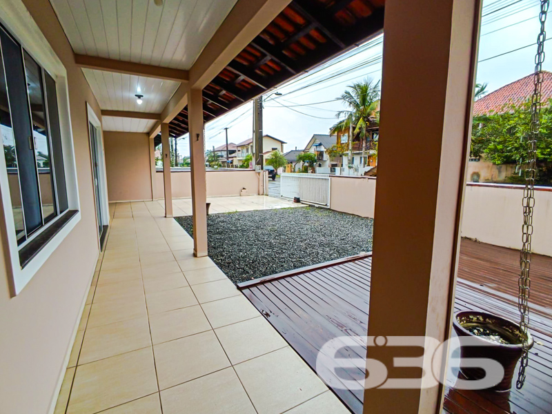 Casa a 750m do Mar, Pronta para Morar – Bairro Enseada, São Francisco do Sul/SC
Se você procura praticidade, conforto e excelente localização para investir ou morar perto do mar, esta residência térrea é a escolha ideal. Localizada na charmosa e tranquila Praia da Enseada, a apenas 750 metros da faixa de areia, esta casa une funcionalidade e bem-estar em um único imóvel.
Com 99,97m² de área, a casa foi edificada em um terreno de 250m², com face norte e rua pavimentada, garantindo conforto térmico e excelente iluminação natural ao longo do dia.
A residência conta com:
* 2 dormitórios espaçosos, acomodando confortavelmente toda a família.
* 2 banheiros bem distribuídos, com ótimo acabamento, box de vidro e armários planejados.
* Sala de estar integrada com acesso à varanda, perfeita para relaxar com vista para o jardim frontal.
* Cozinha funcional e moderna, pronta para uso.
* Área gourmet coberta nos fundos, com churrasqueira.
* Garagem coberta para até 3 veículos, com acesso direto à casa.
* Conexão de internet via fibra óptica, ideal para quem trabalha em home office ou busca entretenimento digital.
* Terreno murado e cercado, garantindo segurança e privacidade, com espaço para pets e jardim.
Localizada próxima a vias de acesso, escolas, transporte público e serviços essenciais, esta casa é perfeita tanto para moradia fixa quanto para lazer e veraneio. A vizinhança é tranquila e o entorno conta com ótima infraestrutura.
Uma residência impecável, cuidada em cada detalhe, pronta para você aproveitar tudo o que São Francisco do Sul oferece. Entre em contato com a 636 Negócios Imobiliários e agende sua visita. Aqui, realizamos sonhos com segurança, experiência e excelência há mais de 30 anos.
636 NEGÓCIOS IMOBILIÁRIOS: A SUA MELHOR ESCOLHA
Com mais de 30 anos de experiência, a 636 Negócios Imobiliários é sua parceira ideal para encontrar o imóvel perfeito. Estamos prontos para ajudá-lo a fazer deste imóvel o seu novo lar.
Telefone: (47) 3451-0636
WhatsApp: (47) 99190-0636
Não perca esta oportunidade única. Visite nosso site para mais informações: i636.com.br