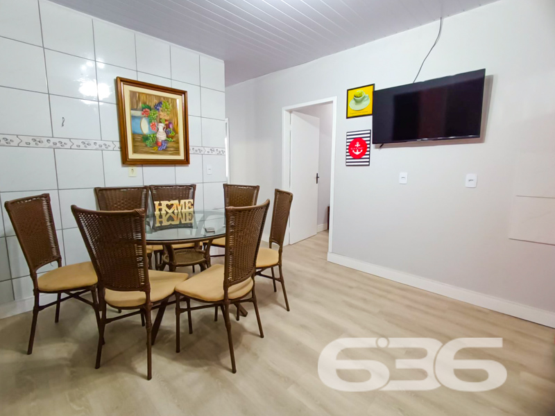 Casa a 750m do Mar, Pronta para Morar – Bairro Enseada, São Francisco do Sul/SC
Se você procura praticidade, conforto e excelente localização para investir ou morar perto do mar, esta residência térrea é a escolha ideal. Localizada na charmosa e tranquila Praia da Enseada, a apenas 750 metros da faixa de areia, esta casa une funcionalidade e bem-estar em um único imóvel.
Com 99,97m² de área, a casa foi edificada em um terreno de 250m², com face norte e rua pavimentada, garantindo conforto térmico e excelente iluminação natural ao longo do dia.
A residência conta com:
* 2 dormitórios espaçosos, acomodando confortavelmente toda a família.
* 2 banheiros bem distribuídos, com ótimo acabamento, box de vidro e armários planejados.
* Sala de estar integrada com acesso à varanda, perfeita para relaxar com vista para o jardim frontal.
* Cozinha funcional e moderna, pronta para uso.
* Área gourmet coberta nos fundos, com churrasqueira.
* Garagem coberta para até 3 veículos, com acesso direto à casa.
* Conexão de internet via fibra óptica, ideal para quem trabalha em home office ou busca entretenimento digital.
* Terreno murado e cercado, garantindo segurança e privacidade, com espaço para pets e jardim.
Localizada próxima a vias de acesso, escolas, transporte público e serviços essenciais, esta casa é perfeita tanto para moradia fixa quanto para lazer e veraneio. A vizinhança é tranquila e o entorno conta com ótima infraestrutura.
Uma residência impecável, cuidada em cada detalhe, pronta para você aproveitar tudo o que São Francisco do Sul oferece. Entre em contato com a 636 Negócios Imobiliários e agende sua visita. Aqui, realizamos sonhos com segurança, experiência e excelência há mais de 30 anos.
636 NEGÓCIOS IMOBILIÁRIOS: A SUA MELHOR ESCOLHA
Com mais de 30 anos de experiência, a 636 Negócios Imobiliários é sua parceira ideal para encontrar o imóvel perfeito. Estamos prontos para ajudá-lo a fazer deste imóvel o seu novo lar.
Telefone: (47) 3451-0636
WhatsApp: (47) 99190-0636
Não perca esta oportunidade única. Visite nosso site para mais informações: i636.com.br
