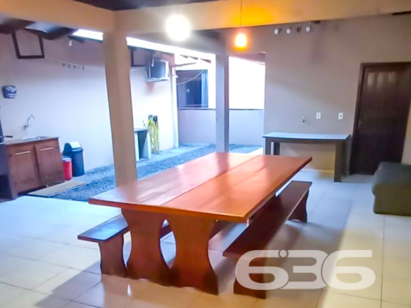 Casa a 750m do Mar, Pronta para Morar – Bairro Enseada, São Francisco do Sul/SC
Se você procura praticidade, conforto e excelente localização para investir ou morar perto do mar, esta residência térrea é a escolha ideal. Localizada na charmosa e tranquila Praia da Enseada, a apenas 750 metros da faixa de areia, esta casa une funcionalidade e bem-estar em um único imóvel.
Com 99,97m² de área, a casa foi edificada em um terreno de 250m², com face norte e rua pavimentada, garantindo conforto térmico e excelente iluminação natural ao longo do dia.
A residência conta com:
* 2 dormitórios espaçosos, acomodando confortavelmente toda a família.
* 2 banheiros bem distribuídos, com ótimo acabamento, box de vidro e armários planejados.
* Sala de estar integrada com acesso à varanda, perfeita para relaxar com vista para o jardim frontal.
* Cozinha funcional e moderna, pronta para uso.
* Área gourmet coberta nos fundos, com churrasqueira.
* Garagem coberta para até 3 veículos, com acesso direto à casa.
* Conexão de internet via fibra óptica, ideal para quem trabalha em home office ou busca entretenimento digital.
* Terreno murado e cercado, garantindo segurança e privacidade, com espaço para pets e jardim.
Localizada próxima a vias de acesso, escolas, transporte público e serviços essenciais, esta casa é perfeita tanto para moradia fixa quanto para lazer e veraneio. A vizinhança é tranquila e o entorno conta com ótima infraestrutura.
Uma residência impecável, cuidada em cada detalhe, pronta para você aproveitar tudo o que São Francisco do Sul oferece. Entre em contato com a 636 Negócios Imobiliários e agende sua visita. Aqui, realizamos sonhos com segurança, experiência e excelência há mais de 30 anos.
636 NEGÓCIOS IMOBILIÁRIOS: A SUA MELHOR ESCOLHA
Com mais de 30 anos de experiência, a 636 Negócios Imobiliários é sua parceira ideal para encontrar o imóvel perfeito. Estamos prontos para ajudá-lo a fazer deste imóvel o seu novo lar.
Telefone: (47) 3451-0636
WhatsApp: (47) 99190-0636
Não perca esta oportunidade única. Visite nosso site para mais informações: i636.com.br