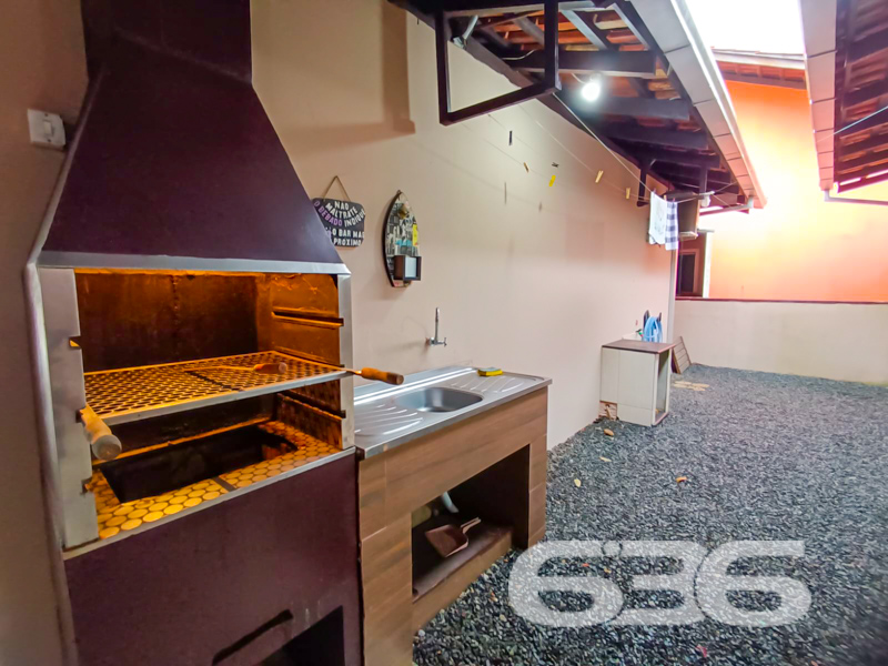 Casa a 750m do Mar, Pronta para Morar – Bairro Enseada, São Francisco do Sul/SC
Se você procura praticidade, conforto e excelente localização para investir ou morar perto do mar, esta residência térrea é a escolha ideal. Localizada na charmosa e tranquila Praia da Enseada, a apenas 750 metros da faixa de areia, esta casa une funcionalidade e bem-estar em um único imóvel.
Com 99,97m² de área, a casa foi edificada em um terreno de 250m², com face norte e rua pavimentada, garantindo conforto térmico e excelente iluminação natural ao longo do dia.
A residência conta com:
* 2 dormitórios espaçosos, acomodando confortavelmente toda a família.
* 2 banheiros bem distribuídos, com ótimo acabamento, box de vidro e armários planejados.
* Sala de estar integrada com acesso à varanda, perfeita para relaxar com vista para o jardim frontal.
* Cozinha funcional e moderna, pronta para uso.
* Área gourmet coberta nos fundos, com churrasqueira.
* Garagem coberta para até 3 veículos, com acesso direto à casa.
* Conexão de internet via fibra óptica, ideal para quem trabalha em home office ou busca entretenimento digital.
* Terreno murado e cercado, garantindo segurança e privacidade, com espaço para pets e jardim.
Localizada próxima a vias de acesso, escolas, transporte público e serviços essenciais, esta casa é perfeita tanto para moradia fixa quanto para lazer e veraneio. A vizinhança é tranquila e o entorno conta com ótima infraestrutura.
Uma residência impecável, cuidada em cada detalhe, pronta para você aproveitar tudo o que São Francisco do Sul oferece. Entre em contato com a 636 Negócios Imobiliários e agende sua visita. Aqui, realizamos sonhos com segurança, experiência e excelência há mais de 30 anos.
636 NEGÓCIOS IMOBILIÁRIOS: A SUA MELHOR ESCOLHA
Com mais de 30 anos de experiência, a 636 Negócios Imobiliários é sua parceira ideal para encontrar o imóvel perfeito. Estamos prontos para ajudá-lo a fazer deste imóvel o seu novo lar.
Telefone: (47) 3451-0636
WhatsApp: (47) 99190-0636
Não perca esta oportunidade única. Visite nosso site para mais informações: i636.com.br