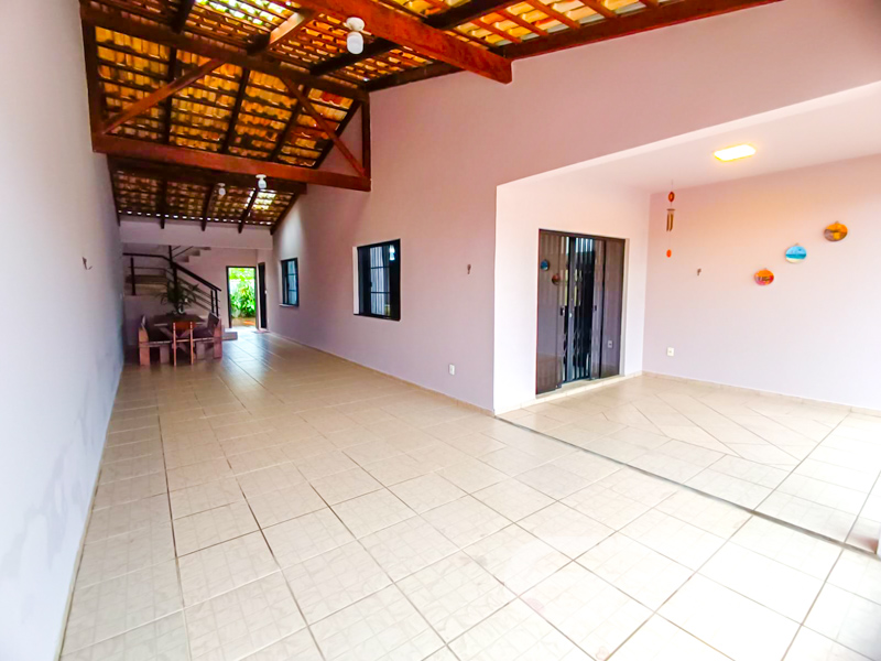 SOBRADO À VENDA EM UBATUBA, SÃO FRANCISCO DO SUL – A APENAS 300M DO MAR
Você procura espaço, conforto e excelente localização para viver ou investir? Este sobrado padrão é a oportunidade ideal para quem busca qualidade de vida no litoral catarinense!
Com 312,50m² de área, esta residência destaca-se pelo seu excelente padrão de construção e ambientes amplos. São 4 dormitórios, sendo 3 suítes, totalizando 6 banheiros – ideal para famílias grandes ou quem deseja receber com conforto.
A área interna oferece salas bem distribuídas e ventiladas, com acabamentos neutros e boa iluminação natural. Os dormitórios contam com ventiladores de teto e janelas amplas, proporcionando um clima agradável durante todo o ano. A cozinha é funcional e está integrada com a área de refeições, enquanto a sala de estar oferece um ambiente acolhedor para reunir a família.
Do lado externo, a residência surpreende com um lindo jardim e uma piscina para momentos de lazer e relaxamento. A área gourmet com churrasqueira é perfeita para confraternizações. Além disso, o imóvel conta com despensa, sacada, área de serviço e estrutura murada que garante privacidade e segurança.
Para quem precisa de vagas de garagem, há espaço coberto para 3 veículos e mais 1 vaga descoberta. Tudo isso em uma localização privilegiada no bairro Ubatuba, em rua pavimentada, a apenas 300 metros do mar.
Ideal para moradia, veraneio ou até mesmo para locação de temporada, este sobrado combina localização estratégica, estrutura completa e potencial de valorização.
Entre em contato com a equipe da 636 Negócios Imobiliários e agende sua visita! São mais de 30 anos de experiência, segurança jurídica e excelência em mediação imobiliária para te ajudar a realizar um grande negócio.
636 NEGÓCIOS IMOBILIÁRIOS: A SUA MELHOR ESCOLHA
Com mais de 30 anos de experiência, a 636 Negócios Imobiliários é sua parceira ideal para encontrar o imóvel perfeito. Estamos prontos para ajudá-lo a fazer deste imóvel o seu novo lar.
Telefone: (47) 3451-0636
WhatsApp: (47) 99190-0636
Não perca esta oportunidade única. Visite nosso site para mais informações: i636.com.br