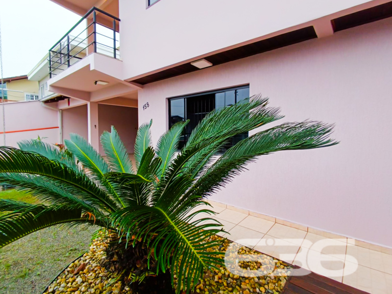 SOBRADO À VENDA EM UBATUBA, SÃO FRANCISCO DO SUL – A APENAS 300M DO MAR
Você procura espaço, conforto e excelente localização para viver ou investir? Este sobrado padrão é a oportunidade ideal para quem busca qualidade de vida no litoral catarinense!
Com 312,50m² de área, esta residência destaca-se pelo seu excelente padrão de construção e ambientes amplos. São 4 dormitórios, sendo 3 suítes, totalizando 6 banheiros – ideal para famílias grandes ou quem deseja receber com conforto.
A área interna oferece salas bem distribuídas e ventiladas, com acabamentos neutros e boa iluminação natural. Os dormitórios contam com ventiladores de teto e janelas amplas, proporcionando um clima agradável durante todo o ano. A cozinha é funcional e está integrada com a área de refeições, enquanto a sala de estar oferece um ambiente acolhedor para reunir a família.
Do lado externo, a residência surpreende com um lindo jardim e uma piscina para momentos de lazer e relaxamento. A área gourmet com churrasqueira é perfeita para confraternizações. Além disso, o imóvel conta com despensa, sacada, área de serviço e estrutura murada que garante privacidade e segurança.
Para quem precisa de vagas de garagem, há espaço coberto para 3 veículos e mais 1 vaga descoberta. Tudo isso em uma localização privilegiada no bairro Ubatuba, em rua pavimentada, a apenas 300 metros do mar.
Ideal para moradia, veraneio ou até mesmo para locação de temporada, este sobrado combina localização estratégica, estrutura completa e potencial de valorização.
Entre em contato com a equipe da 636 Negócios Imobiliários e agende sua visita! São mais de 30 anos de experiência, segurança jurídica e excelência em mediação imobiliária para te ajudar a realizar um grande negócio.
636 NEGÓCIOS IMOBILIÁRIOS: A SUA MELHOR ESCOLHA
Com mais de 30 anos de experiência, a 636 Negócios Imobiliários é sua parceira ideal para encontrar o imóvel perfeito. Estamos prontos para ajudá-lo a fazer deste imóvel o seu novo lar.
Telefone: (47) 3451-0636
WhatsApp: (47) 99190-0636
Não perca esta oportunidade única. Visite nosso site para mais informações: i636.com.br