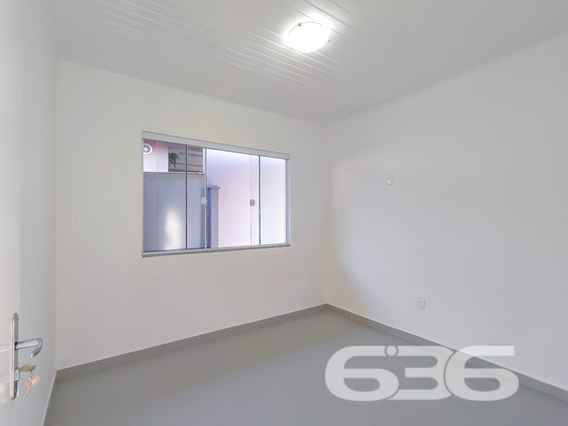 Residência Térrea com Edícula e Amplo Espaço em Joinville – Boehmerwald

Está em busca de uma casa térrea espaçosa, iluminada e pronta para morar? Essa residência no bairro Boehmerwald, em Joinville/SC, é a oportunidade perfeita!

A residência principal é composta por 3 dormitórios, sendo 1 suíte espaçosa, 3 banheiros, salas de estar e jantar integradas, cozinha funcional, despensa, lavanderia e garagem para até 6 veículos (2 cobertos). E o destaque vai para a edícula com dois pavimentos, que oferece sala, cozinha, dormitório e banheiro – ideal para hóspedes, home office ou até uma renda extra com locação.

O terreno possui 360m², é totalmente murado e plano, com potencial para instalação de piscina ou jardim planejado. Com fácil acesso às principais vias da Zona Sul de Joinville, transporte público, escolas e comércios.

Não se trata apenas de um imóvel – trata-se de um lar pronto para viver grandes momentos com segurança, espaço e estilo.

Entre em contato agora com a 636 Negócios Imobiliários e agende sua visita. Mais de 30 anos construindo histórias com excelência técnica e comprometimento com você.
 
636 NEGÓCIOS IMOBILIÁRIOS: A SUA MELHOR ESCOLHA
Com mais de 30 anos de experiência, a 636 Negócios Imobiliários é sua parceira ideal para encontrar o imóvel perfeito. Estamos prontos para ajudá-lo a fazer deste imóvel o seu novo lar.
 
Telefone: (47) 3451-0636
WhatsApp: (47) 99190-0636
 
Não perca esta oportunidade única. Visite nosso site para mais informações: i636.com.br
