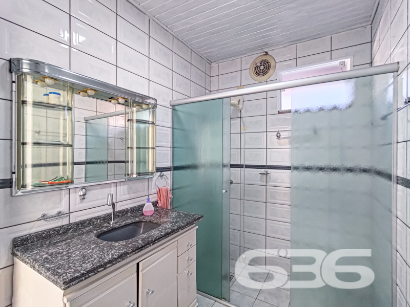 Residência Térrea com Edícula e Amplo Espaço em Joinville – Boehmerwald

Está em busca de uma casa térrea espaçosa, iluminada e pronta para morar? Essa residência no bairro Boehmerwald, em Joinville/SC, é a oportunidade perfeita!

A residência principal é composta por 3 dormitórios, sendo 1 suíte espaçosa, 3 banheiros, salas de estar e jantar integradas, cozinha funcional, despensa, lavanderia e garagem para até 6 veículos (2 cobertos). E o destaque vai para a edícula com dois pavimentos, que oferece sala, cozinha, dormitório e banheiro – ideal para hóspedes, home office ou até uma renda extra com locação.

O terreno possui 360m², é totalmente murado e plano, com potencial para instalação de piscina ou jardim planejado. Com fácil acesso às principais vias da Zona Sul de Joinville, transporte público, escolas e comércios.

Não se trata apenas de um imóvel – trata-se de um lar pronto para viver grandes momentos com segurança, espaço e estilo.

Entre em contato agora com a 636 Negócios Imobiliários e agende sua visita. Mais de 30 anos construindo histórias com excelência técnica e comprometimento com você.
 
636 NEGÓCIOS IMOBILIÁRIOS: A SUA MELHOR ESCOLHA
Com mais de 30 anos de experiência, a 636 Negócios Imobiliários é sua parceira ideal para encontrar o imóvel perfeito. Estamos prontos para ajudá-lo a fazer deste imóvel o seu novo lar.
 
Telefone: (47) 3451-0636
WhatsApp: (47) 99190-0636
 
Não perca esta oportunidade única. Visite nosso site para mais informações: i636.com.br