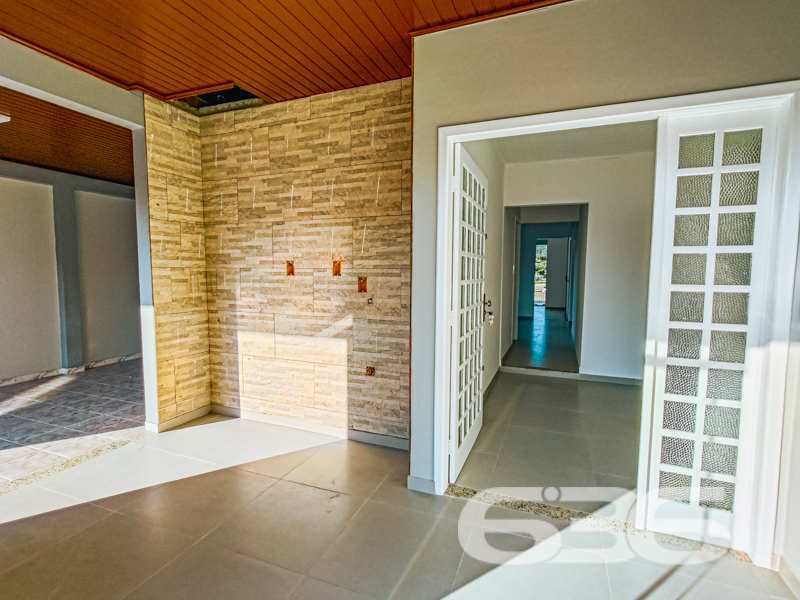 Residência Térrea com Edícula e Amplo Espaço em Joinville – Boehmerwald

Está em busca de uma casa térrea espaçosa, iluminada e pronta para morar? Essa residência no bairro Boehmerwald, em Joinville/SC, é a oportunidade perfeita!

A residência principal é composta por 3 dormitórios, sendo 1 suíte espaçosa, 3 banheiros, salas de estar e jantar integradas, cozinha funcional, despensa, lavanderia e garagem para até 6 veículos (2 cobertos). E o destaque vai para a edícula com dois pavimentos, que oferece sala, cozinha, dormitório e banheiro – ideal para hóspedes, home office ou até uma renda extra com locação.

O terreno possui 360m², é totalmente murado e plano, com potencial para instalação de piscina ou jardim planejado. Com fácil acesso às principais vias da Zona Sul de Joinville, transporte público, escolas e comércios.

Não se trata apenas de um imóvel – trata-se de um lar pronto para viver grandes momentos com segurança, espaço e estilo.

Entre em contato agora com a 636 Negócios Imobiliários e agende sua visita. Mais de 30 anos construindo histórias com excelência técnica e comprometimento com você.
 
636 NEGÓCIOS IMOBILIÁRIOS: A SUA MELHOR ESCOLHA
Com mais de 30 anos de experiência, a 636 Negócios Imobiliários é sua parceira ideal para encontrar o imóvel perfeito. Estamos prontos para ajudá-lo a fazer deste imóvel o seu novo lar.
 
Telefone: (47) 3451-0636
WhatsApp: (47) 99190-0636
 
Não perca esta oportunidade única. Visite nosso site para mais informações: i636.com.br