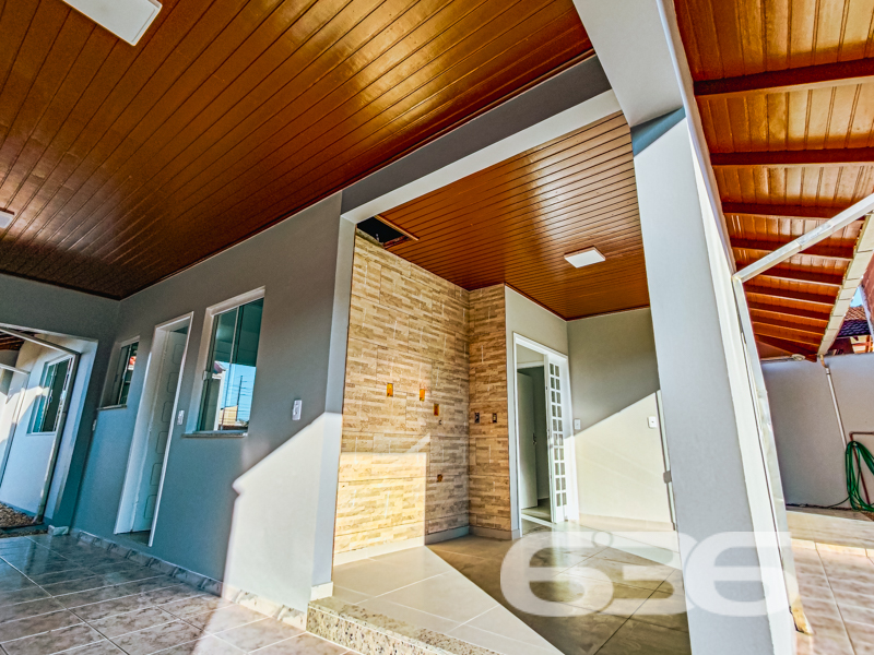 Residência Térrea com Edícula e Amplo Espaço em Joinville – Boehmerwald

Está em busca de uma casa térrea espaçosa, iluminada e pronta para morar? Essa residência no bairro Boehmerwald, em Joinville/SC, é a oportunidade perfeita!

A residência principal é composta por 3 dormitórios, sendo 1 suíte espaçosa, 3 banheiros, salas de estar e jantar integradas, cozinha funcional, despensa, lavanderia e garagem para até 6 veículos (2 cobertos). E o destaque vai para a edícula com dois pavimentos, que oferece sala, cozinha, dormitório e banheiro – ideal para hóspedes, home office ou até uma renda extra com locação.

O terreno possui 360m², é totalmente murado e plano, com potencial para instalação de piscina ou jardim planejado. Com fácil acesso às principais vias da Zona Sul de Joinville, transporte público, escolas e comércios.

Não se trata apenas de um imóvel – trata-se de um lar pronto para viver grandes momentos com segurança, espaço e estilo.

Entre em contato agora com a 636 Negócios Imobiliários e agende sua visita. Mais de 30 anos construindo histórias com excelência técnica e comprometimento com você.
 
636 NEGÓCIOS IMOBILIÁRIOS: A SUA MELHOR ESCOLHA
Com mais de 30 anos de experiência, a 636 Negócios Imobiliários é sua parceira ideal para encontrar o imóvel perfeito. Estamos prontos para ajudá-lo a fazer deste imóvel o seu novo lar.
 
Telefone: (47) 3451-0636
WhatsApp: (47) 99190-0636
 
Não perca esta oportunidade única. Visite nosso site para mais informações: i636.com.br