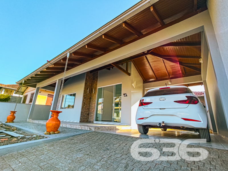 Residência Térrea com Edícula e Amplo Espaço em Joinville – Boehmerwald

Está em busca de uma casa térrea espaçosa, iluminada e pronta para morar? Essa residência no bairro Boehmerwald, em Joinville/SC, é a oportunidade perfeita!

A residência principal é composta por 3 dormitórios, sendo 1 suíte espaçosa, 3 banheiros, salas de estar e jantar integradas, cozinha funcional, despensa, lavanderia e garagem para até 6 veículos (2 cobertos). E o destaque vai para a edícula com dois pavimentos, que oferece sala, cozinha, dormitório e banheiro – ideal para hóspedes, home office ou até uma renda extra com locação.

O terreno possui 360m², é totalmente murado e plano, com potencial para instalação de piscina ou jardim planejado. Com fácil acesso às principais vias da Zona Sul de Joinville, transporte público, escolas e comércios.

Não se trata apenas de um imóvel – trata-se de um lar pronto para viver grandes momentos com segurança, espaço e estilo.

Entre em contato agora com a 636 Negócios Imobiliários e agende sua visita. Mais de 30 anos construindo histórias com excelência técnica e comprometimento com você.
 
636 NEGÓCIOS IMOBILIÁRIOS: A SUA MELHOR ESCOLHA
Com mais de 30 anos de experiência, a 636 Negócios Imobiliários é sua parceira ideal para encontrar o imóvel perfeito. Estamos prontos para ajudá-lo a fazer deste imóvel o seu novo lar.
 
Telefone: (47) 3451-0636
WhatsApp: (47) 99190-0636
 
Não perca esta oportunidade única. Visite nosso site para mais informações: i636.com.br