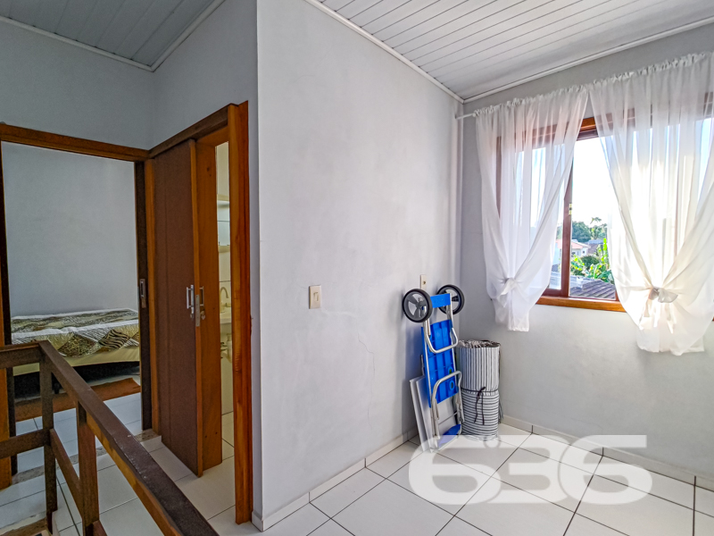 Residência Térrea com Edícula e Amplo Espaço em Joinville – Boehmerwald

Está em busca de uma casa térrea espaçosa, iluminada e pronta para morar? Essa residência no bairro Boehmerwald, em Joinville/SC, é a oportunidade perfeita!

A residência principal é composta por 3 dormitórios, sendo 1 suíte espaçosa, 3 banheiros, salas de estar e jantar integradas, cozinha funcional, despensa, lavanderia e garagem para até 6 veículos (2 cobertos). E o destaque vai para a edícula com dois pavimentos, que oferece sala, cozinha, dormitório e banheiro – ideal para hóspedes, home office ou até uma renda extra com locação.

O terreno possui 360m², é totalmente murado e plano, com potencial para instalação de piscina ou jardim planejado. Com fácil acesso às principais vias da Zona Sul de Joinville, transporte público, escolas e comércios.

Não se trata apenas de um imóvel – trata-se de um lar pronto para viver grandes momentos com segurança, espaço e estilo.

Entre em contato agora com a 636 Negócios Imobiliários e agende sua visita. Mais de 30 anos construindo histórias com excelência técnica e comprometimento com você.
 
636 NEGÓCIOS IMOBILIÁRIOS: A SUA MELHOR ESCOLHA
Com mais de 30 anos de experiência, a 636 Negócios Imobiliários é sua parceira ideal para encontrar o imóvel perfeito. Estamos prontos para ajudá-lo a fazer deste imóvel o seu novo lar.
 
Telefone: (47) 3451-0636
WhatsApp: (47) 99190-0636
 
Não perca esta oportunidade única. Visite nosso site para mais informações: i636.com.br