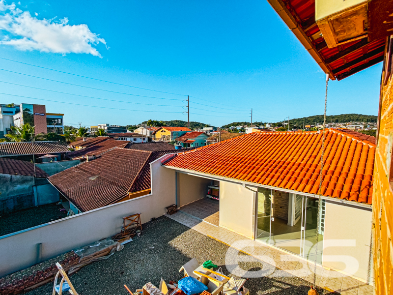 Residência Térrea com Edícula e Amplo Espaço em Joinville – Boehmerwald

Está em busca de uma casa térrea espaçosa, iluminada e pronta para morar? Essa residência no bairro Boehmerwald, em Joinville/SC, é a oportunidade perfeita!

A residência principal é composta por 3 dormitórios, sendo 1 suíte espaçosa, 3 banheiros, salas de estar e jantar integradas, cozinha funcional, despensa, lavanderia e garagem para até 6 veículos (2 cobertos). E o destaque vai para a edícula com dois pavimentos, que oferece sala, cozinha, dormitório e banheiro – ideal para hóspedes, home office ou até uma renda extra com locação.

O terreno possui 360m², é totalmente murado e plano, com potencial para instalação de piscina ou jardim planejado. Com fácil acesso às principais vias da Zona Sul de Joinville, transporte público, escolas e comércios.

Não se trata apenas de um imóvel – trata-se de um lar pronto para viver grandes momentos com segurança, espaço e estilo.

Entre em contato agora com a 636 Negócios Imobiliários e agende sua visita. Mais de 30 anos construindo histórias com excelência técnica e comprometimento com você.
 
636 NEGÓCIOS IMOBILIÁRIOS: A SUA MELHOR ESCOLHA
Com mais de 30 anos de experiência, a 636 Negócios Imobiliários é sua parceira ideal para encontrar o imóvel perfeito. Estamos prontos para ajudá-lo a fazer deste imóvel o seu novo lar.
 
Telefone: (47) 3451-0636
WhatsApp: (47) 99190-0636
 
Não perca esta oportunidade única. Visite nosso site para mais informações: i636.com.br