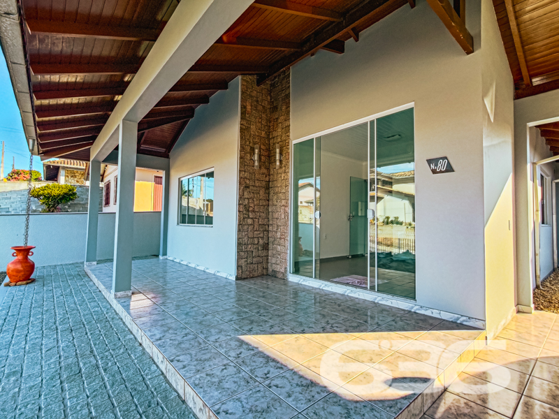 Residência Térrea com Edícula e Amplo Espaço em Joinville – Boehmerwald

Está em busca de uma casa térrea espaçosa, iluminada e pronta para morar? Essa residência no bairro Boehmerwald, em Joinville/SC, é a oportunidade perfeita!

A residência principal é composta por 3 dormitórios, sendo 1 suíte espaçosa, 3 banheiros, salas de estar e jantar integradas, cozinha funcional, despensa, lavanderia e garagem para até 6 veículos (2 cobertos). E o destaque vai para a edícula com dois pavimentos, que oferece sala, cozinha, dormitório e banheiro – ideal para hóspedes, home office ou até uma renda extra com locação.

O terreno possui 360m², é totalmente murado e plano, com potencial para instalação de piscina ou jardim planejado. Com fácil acesso às principais vias da Zona Sul de Joinville, transporte público, escolas e comércios.

Não se trata apenas de um imóvel – trata-se de um lar pronto para viver grandes momentos com segurança, espaço e estilo.

Entre em contato agora com a 636 Negócios Imobiliários e agende sua visita. Mais de 30 anos construindo histórias com excelência técnica e comprometimento com você.
 
636 NEGÓCIOS IMOBILIÁRIOS: A SUA MELHOR ESCOLHA
Com mais de 30 anos de experiência, a 636 Negócios Imobiliários é sua parceira ideal para encontrar o imóvel perfeito. Estamos prontos para ajudá-lo a fazer deste imóvel o seu novo lar.
 
Telefone: (47) 3451-0636
WhatsApp: (47) 99190-0636
 
Não perca esta oportunidade única. Visite nosso site para mais informações: i636.com.br
