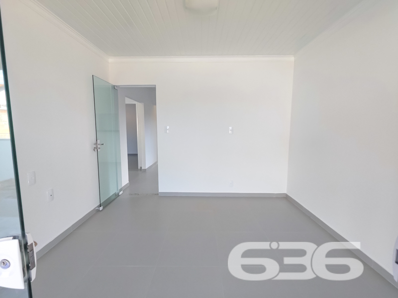 Residência Térrea com Edícula e Amplo Espaço em Joinville – Boehmerwald

Está em busca de uma casa térrea espaçosa, iluminada e pronta para morar? Essa residência no bairro Boehmerwald, em Joinville/SC, é a oportunidade perfeita!

A residência principal é composta por 3 dormitórios, sendo 1 suíte espaçosa, 3 banheiros, salas de estar e jantar integradas, cozinha funcional, despensa, lavanderia e garagem para até 6 veículos (2 cobertos). E o destaque vai para a edícula com dois pavimentos, que oferece sala, cozinha, dormitório e banheiro – ideal para hóspedes, home office ou até uma renda extra com locação.

O terreno possui 360m², é totalmente murado e plano, com potencial para instalação de piscina ou jardim planejado. Com fácil acesso às principais vias da Zona Sul de Joinville, transporte público, escolas e comércios.

Não se trata apenas de um imóvel – trata-se de um lar pronto para viver grandes momentos com segurança, espaço e estilo.

Entre em contato agora com a 636 Negócios Imobiliários e agende sua visita. Mais de 30 anos construindo histórias com excelência técnica e comprometimento com você.
 
636 NEGÓCIOS IMOBILIÁRIOS: A SUA MELHOR ESCOLHA
Com mais de 30 anos de experiência, a 636 Negócios Imobiliários é sua parceira ideal para encontrar o imóvel perfeito. Estamos prontos para ajudá-lo a fazer deste imóvel o seu novo lar.
 
Telefone: (47) 3451-0636
WhatsApp: (47) 99190-0636
 
Não perca esta oportunidade única. Visite nosso site para mais informações: i636.com.br