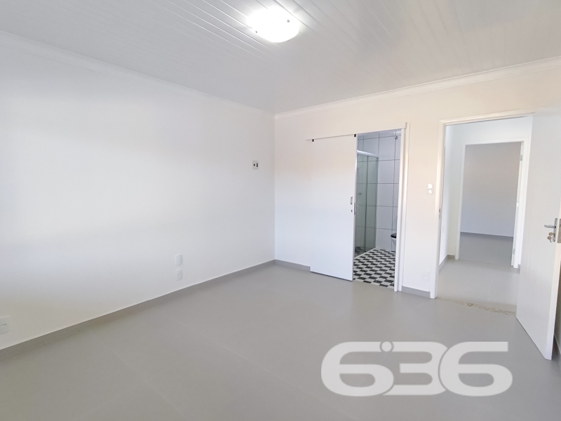Residência Térrea com Edícula e Amplo Espaço em Joinville – Boehmerwald

Está em busca de uma casa térrea espaçosa, iluminada e pronta para morar? Essa residência no bairro Boehmerwald, em Joinville/SC, é a oportunidade perfeita!

A residência principal é composta por 3 dormitórios, sendo 1 suíte espaçosa, 3 banheiros, salas de estar e jantar integradas, cozinha funcional, despensa, lavanderia e garagem para até 6 veículos (2 cobertos). E o destaque vai para a edícula com dois pavimentos, que oferece sala, cozinha, dormitório e banheiro – ideal para hóspedes, home office ou até uma renda extra com locação.

O terreno possui 360m², é totalmente murado e plano, com potencial para instalação de piscina ou jardim planejado. Com fácil acesso às principais vias da Zona Sul de Joinville, transporte público, escolas e comércios.

Não se trata apenas de um imóvel – trata-se de um lar pronto para viver grandes momentos com segurança, espaço e estilo.

Entre em contato agora com a 636 Negócios Imobiliários e agende sua visita. Mais de 30 anos construindo histórias com excelência técnica e comprometimento com você.
 
636 NEGÓCIOS IMOBILIÁRIOS: A SUA MELHOR ESCOLHA
Com mais de 30 anos de experiência, a 636 Negócios Imobiliários é sua parceira ideal para encontrar o imóvel perfeito. Estamos prontos para ajudá-lo a fazer deste imóvel o seu novo lar.
 
Telefone: (47) 3451-0636
WhatsApp: (47) 99190-0636
 
Não perca esta oportunidade única. Visite nosso site para mais informações: i636.com.br