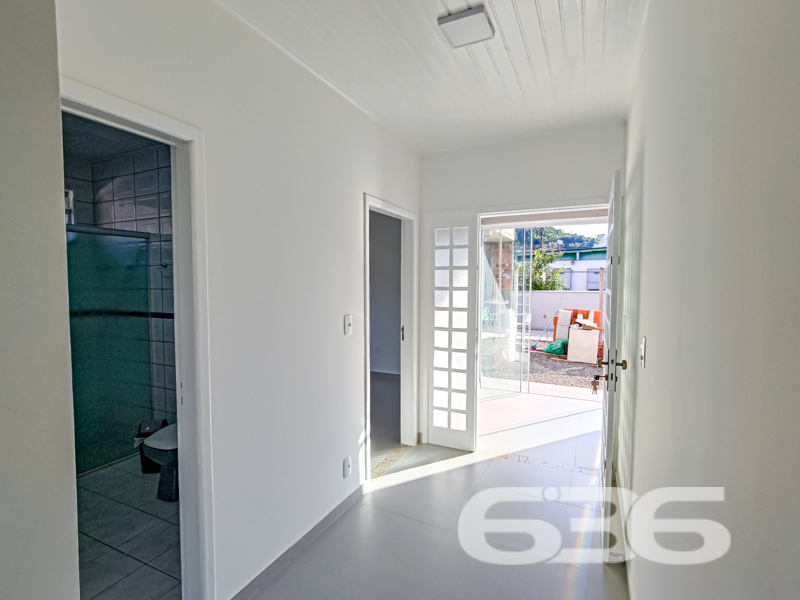 Residência Térrea com Edícula e Amplo Espaço em Joinville – Boehmerwald

Está em busca de uma casa térrea espaçosa, iluminada e pronta para morar? Essa residência no bairro Boehmerwald, em Joinville/SC, é a oportunidade perfeita!

A residência principal é composta por 3 dormitórios, sendo 1 suíte espaçosa, 3 banheiros, salas de estar e jantar integradas, cozinha funcional, despensa, lavanderia e garagem para até 6 veículos (2 cobertos). E o destaque vai para a edícula com dois pavimentos, que oferece sala, cozinha, dormitório e banheiro – ideal para hóspedes, home office ou até uma renda extra com locação.

O terreno possui 360m², é totalmente murado e plano, com potencial para instalação de piscina ou jardim planejado. Com fácil acesso às principais vias da Zona Sul de Joinville, transporte público, escolas e comércios.

Não se trata apenas de um imóvel – trata-se de um lar pronto para viver grandes momentos com segurança, espaço e estilo.

Entre em contato agora com a 636 Negócios Imobiliários e agende sua visita. Mais de 30 anos construindo histórias com excelência técnica e comprometimento com você.
 
636 NEGÓCIOS IMOBILIÁRIOS: A SUA MELHOR ESCOLHA
Com mais de 30 anos de experiência, a 636 Negócios Imobiliários é sua parceira ideal para encontrar o imóvel perfeito. Estamos prontos para ajudá-lo a fazer deste imóvel o seu novo lar.
 
Telefone: (47) 3451-0636
WhatsApp: (47) 99190-0636
 
Não perca esta oportunidade única. Visite nosso site para mais informações: i636.com.br