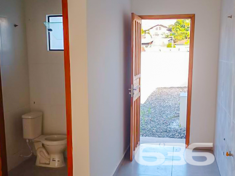 Geminado novo à venda no bairro Jarivatuba, Joinville/SC — Modernidade, funcionalidade e ótima localização esperam por você!

Você está em busca do seu primeiro imóvel ou deseja investir com segurança em uma construção nova, prática e com excelente aproveitamento de espaço? Então este sobrado geminado recém-construído é exatamente o que você procura!

Localizado no bairro Jarivatuba, em Joinville/SC, este imóvel entrega um equilíbrio perfeito entre funcionalidade, conforto e localização estratégica. Com 68,73m² de área, a residência foi projetada para valorizar cada metro quadrado com ambientes integrados e modernos.

O imóvel conta ainda com lavabo e acesso direto para o quintal dos fundos, ideal para quem deseja um espaço externo funcional. 

No andar superior, os dormitórios contam com sacada frontal e excelente incidência solar, já que a face norte favorece o aproveitamento da luz durante todo o dia. O banheiro social atende com praticidade o cotidiano da família.

O terreno possui 96m² , rua pavimentada e boa vizinhança. O imóvel ainda dispõe de garagem descoberta, portão eletrônico, estrutura murada e está pronto para morar. Outro diferencial é que o imóvel permite animais, tornando-se uma ótima escolha para quem valoriza o convívio com pets.

E mais: a localização oferece acesso rápido a shopping, escolas, transporte público, hospitais e serviços essenciais, ideal para quem valoriza mobilidade e praticidade no dia a dia.

Construa sua nova fase de vida com quem tem mais de 30 anos de solidez e excelência no mercado imobiliário. Aqui na 636 Negócios Imobiliários, mediamos com segurança, clareza e inteligência. Agende sua visita agora mesmo e venha conhecer de perto esse excelente imóvel!
 
636 NEGÓCIOS IMOBILIÁRIOS: A SUA MELHOR ESCOLHA
Com mais de 30 anos de experiência, a 636 Negócios Imobiliários é sua parceira ideal para encontrar o imóvel perfeito. Estamos prontos para ajudá-lo a fazer deste imóvel o seu novo lar.
 
Telefone: (47) 3451-0636
WhatsApp: (47) 99190-0636
 
Não perca esta oportunidade única. Visite nosso site para mais informações: i636.com.br