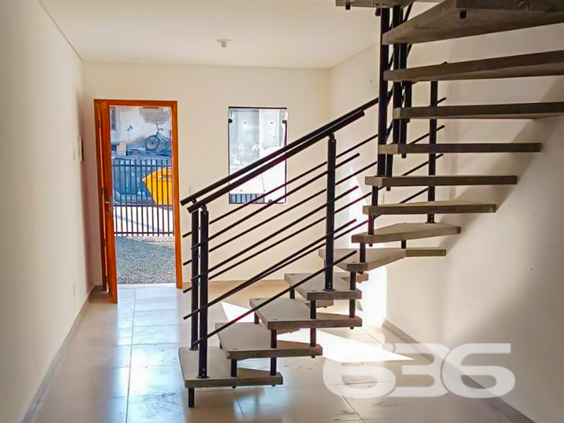 Geminado novo à venda no bairro Jarivatuba, Joinville/SC — Modernidade, funcionalidade e ótima localização esperam por você!

Você está em busca do seu primeiro imóvel ou deseja investir com segurança em uma construção nova, prática e com excelente aproveitamento de espaço? Então este sobrado geminado recém-construído é exatamente o que você procura!

Localizado no bairro Jarivatuba, em Joinville/SC, este imóvel entrega um equilíbrio perfeito entre funcionalidade, conforto e localização estratégica. Com 68,73m² de área, a residência foi projetada para valorizar cada metro quadrado com ambientes integrados e modernos.

O imóvel conta ainda com lavabo e acesso direto para o quintal dos fundos, ideal para quem deseja um espaço externo funcional. 

No andar superior, os dormitórios contam com sacada frontal e excelente incidência solar, já que a face norte favorece o aproveitamento da luz durante todo o dia. O banheiro social atende com praticidade o cotidiano da família.

O terreno possui 96m² , rua pavimentada e boa vizinhança. O imóvel ainda dispõe de garagem descoberta, portão eletrônico, estrutura murada e está pronto para morar. Outro diferencial é que o imóvel permite animais, tornando-se uma ótima escolha para quem valoriza o convívio com pets.

E mais: a localização oferece acesso rápido a shopping, escolas, transporte público, hospitais e serviços essenciais, ideal para quem valoriza mobilidade e praticidade no dia a dia.

Construa sua nova fase de vida com quem tem mais de 30 anos de solidez e excelência no mercado imobiliário. Aqui na 636 Negócios Imobiliários, mediamos com segurança, clareza e inteligência. Agende sua visita agora mesmo e venha conhecer de perto esse excelente imóvel!
 
636 NEGÓCIOS IMOBILIÁRIOS: A SUA MELHOR ESCOLHA
Com mais de 30 anos de experiência, a 636 Negócios Imobiliários é sua parceira ideal para encontrar o imóvel perfeito. Estamos prontos para ajudá-lo a fazer deste imóvel o seu novo lar.
 
Telefone: (47) 3451-0636
WhatsApp: (47) 99190-0636
 
Não perca esta oportunidade única. Visite nosso site para mais informações: i636.com.br