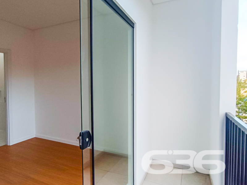 Seu novo lar no Iririú está aqui! Conforto, espaço e localização privilegiada em Joinville/SC.
Apresentamos esta belíssima residência geminada do tipo sobrado, com 108,66m² de área, localizada em rua pavimentada, no coração do bairro Iririú — uma região valorizada por sua excelente infraestrutura e proximidade com tudo o que você precisa no dia a dia: escolas, hospitais, transporte público, shopping centers, vias de acesso e serviços essenciais.
O imóvel impressiona pelo projeto moderno, ambientes bem iluminados e excelente aproveitamento de espaço. No pavimento térreo, você encontra uma ampla sala de estar integrada à copa e cozinha, lavabo interno e uma lavanderia coberta nos fundos, com um segundo lavabo, estrategicamente pensado para atender a uma futura área de festas ou espaço gourmet.
A área externa surpreende com um generoso terreno de fundos com aproximadamente 10 metros — perfeito para quem deseja criar um jardim, instalar um pergolado ou simplesmente ter mais liberdade e privacidade ao ar livre.
No piso superior, são dois dormitórios confortáveis e uma suíte com sacada voltada para a face norte, proporcionando excelente incidência solar. Os dormitórios contam com piso laminado, trazendo aconchego e sofisticação ao ambiente.
A garagem comporta 2 veículos, sendo 1 vaga coberta. A fachada conta com acabamento contemporâneo, portão em ferro e detalhes em vidro, garantindo segurança e um visual elegante.
Detalhes que valorizam:
* Imóvel novo e pronto para morar
* Lavanderia separada e coberta
* Lavabo externo ideal para área gourmet
* Ambientes amplos, bem ventilados e iluminados
* Permite animais
Venha viver em um lar que alia qualidade construtiva, localização estratégica e ótimo custo-benefício.
Agende agora mesmo sua visita com um dos corretores da 636 Negócios Imobiliários. Aqui, sua conquista é tratada com seriedade, técnica e paixão por realizar sonhos.
636 NEGÓCIOS IMOBILIÁRIOS: A SUA MELHOR ESCOLHA
Com mais de 30 anos de experiência, a 636 Negócios Imobiliários é sua parceira ideal para encontrar o imóvel perfeito. Estamos prontos para ajudá-lo a fazer deste imóvel o seu novo lar.
Telefone: (47) 3451-0636
WhatsApp: (47) 99190-0636
Não perca esta oportunidade única. Visite nosso site para mais informações: i636.com.br