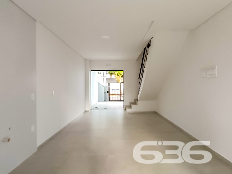 Seu novo lar no Iririú está aqui! Conforto, espaço e localização privilegiada em Joinville/SC.
Apresentamos esta belíssima residência geminada do tipo sobrado, com 108,66m² de área, localizada em rua pavimentada, no coração do bairro Iririú — uma região valorizada por sua excelente infraestrutura e proximidade com tudo o que você precisa no dia a dia: escolas, hospitais, transporte público, shopping centers, vias de acesso e serviços essenciais.
O imóvel impressiona pelo projeto moderno, ambientes bem iluminados e excelente aproveitamento de espaço. No pavimento térreo, você encontra uma ampla sala de estar integrada à copa e cozinha, lavabo interno e uma lavanderia coberta nos fundos, com um segundo lavabo, estrategicamente pensado para atender a uma futura área de festas ou espaço gourmet.
A área externa surpreende com um generoso terreno de fundos com aproximadamente 10 metros — perfeito para quem deseja criar um jardim, instalar um pergolado ou simplesmente ter mais liberdade e privacidade ao ar livre.
No piso superior, são dois dormitórios confortáveis e uma suíte com sacada voltada para a face norte, proporcionando excelente incidência solar. Os dormitórios contam com piso laminado, trazendo aconchego e sofisticação ao ambiente.
A garagem comporta 2 veículos, sendo 1 vaga coberta. A fachada conta com acabamento contemporâneo, portão em ferro e detalhes em vidro, garantindo segurança e um visual elegante.
Detalhes que valorizam:
* Imóvel novo e pronto para morar
* Lavanderia separada e coberta
* Lavabo externo ideal para área gourmet
* Ambientes amplos, bem ventilados e iluminados
* Permite animais
Venha viver em um lar que alia qualidade construtiva, localização estratégica e ótimo custo-benefício.
Agende agora mesmo sua visita com um dos corretores da 636 Negócios Imobiliários. Aqui, sua conquista é tratada com seriedade, técnica e paixão por realizar sonhos.
636 NEGÓCIOS IMOBILIÁRIOS: A SUA MELHOR ESCOLHA
Com mais de 30 anos de experiência, a 636 Negócios Imobiliários é sua parceira ideal para encontrar o imóvel perfeito. Estamos prontos para ajudá-lo a fazer deste imóvel o seu novo lar.
Telefone: (47) 3451-0636
WhatsApp: (47) 99190-0636
Não perca esta oportunidade única. Visite nosso site para mais informações: i636.com.br