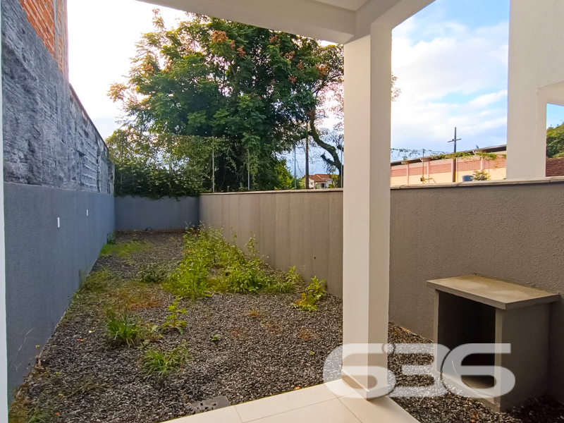 Seu novo lar no Iririú está aqui! Conforto, espaço e localização privilegiada em Joinville/SC.
Apresentamos esta belíssima residência geminada do tipo sobrado, com 108,66m² de área, localizada em rua pavimentada, no coração do bairro Iririú — uma região valorizada por sua excelente infraestrutura e proximidade com tudo o que você precisa no dia a dia: escolas, hospitais, transporte público, shopping centers, vias de acesso e serviços essenciais.
O imóvel impressiona pelo projeto moderno, ambientes bem iluminados e excelente aproveitamento de espaço. No pavimento térreo, você encontra uma ampla sala de estar integrada à copa e cozinha, lavabo interno e uma lavanderia coberta nos fundos, com um segundo lavabo, estrategicamente pensado para atender a uma futura área de festas ou espaço gourmet.
A área externa surpreende com um generoso terreno de fundos com aproximadamente 10 metros — perfeito para quem deseja criar um jardim, instalar um pergolado ou simplesmente ter mais liberdade e privacidade ao ar livre.
No piso superior, são dois dormitórios confortáveis e uma suíte com sacada voltada para a face norte, proporcionando excelente incidência solar. Os dormitórios contam com piso laminado, trazendo aconchego e sofisticação ao ambiente.
A garagem comporta 2 veículos, sendo 1 vaga coberta. A fachada conta com acabamento contemporâneo, portão em ferro e detalhes em vidro, garantindo segurança e um visual elegante.
Detalhes que valorizam:
* Imóvel novo e pronto para morar
* Lavanderia separada e coberta
* Lavabo externo ideal para área gourmet
* Ambientes amplos, bem ventilados e iluminados
* Permite animais
Venha viver em um lar que alia qualidade construtiva, localização estratégica e ótimo custo-benefício.
Agende agora mesmo sua visita com um dos corretores da 636 Negócios Imobiliários. Aqui, sua conquista é tratada com seriedade, técnica e paixão por realizar sonhos.
636 NEGÓCIOS IMOBILIÁRIOS: A SUA MELHOR ESCOLHA
Com mais de 30 anos de experiência, a 636 Negócios Imobiliários é sua parceira ideal para encontrar o imóvel perfeito. Estamos prontos para ajudá-lo a fazer deste imóvel o seu novo lar.
Telefone: (47) 3451-0636
WhatsApp: (47) 99190-0636
Não perca esta oportunidade única. Visite nosso site para mais informações: i636.com.br