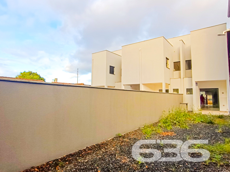 Seu novo lar no Iririú está aqui! Conforto, espaço e localização privilegiada em Joinville/SC.
Apresentamos esta belíssima residência geminada do tipo sobrado, com 108,66m² de área, localizada em rua pavimentada, no coração do bairro Iririú — uma região valorizada por sua excelente infraestrutura e proximidade com tudo o que você precisa no dia a dia: escolas, hospitais, transporte público, shopping centers, vias de acesso e serviços essenciais.
O imóvel impressiona pelo projeto moderno, ambientes bem iluminados e excelente aproveitamento de espaço. No pavimento térreo, você encontra uma ampla sala de estar integrada à copa e cozinha, lavabo interno e uma lavanderia coberta nos fundos, com um segundo lavabo, estrategicamente pensado para atender a uma futura área de festas ou espaço gourmet.
A área externa surpreende com um generoso terreno de fundos com aproximadamente 10 metros — perfeito para quem deseja criar um jardim, instalar um pergolado ou simplesmente ter mais liberdade e privacidade ao ar livre.
No piso superior, são dois dormitórios confortáveis e uma suíte com sacada voltada para a face norte, proporcionando excelente incidência solar. Os dormitórios contam com piso laminado, trazendo aconchego e sofisticação ao ambiente.
A garagem comporta 2 veículos, sendo 1 vaga coberta. A fachada conta com acabamento contemporâneo, portão em ferro e detalhes em vidro, garantindo segurança e um visual elegante.
Detalhes que valorizam:
* Imóvel novo e pronto para morar
* Lavanderia separada e coberta
* Lavabo externo ideal para área gourmet
* Ambientes amplos, bem ventilados e iluminados
* Permite animais
Venha viver em um lar que alia qualidade construtiva, localização estratégica e ótimo custo-benefício.
Agende agora mesmo sua visita com um dos corretores da 636 Negócios Imobiliários. Aqui, sua conquista é tratada com seriedade, técnica e paixão por realizar sonhos.
636 NEGÓCIOS IMOBILIÁRIOS: A SUA MELHOR ESCOLHA
Com mais de 30 anos de experiência, a 636 Negócios Imobiliários é sua parceira ideal para encontrar o imóvel perfeito. Estamos prontos para ajudá-lo a fazer deste imóvel o seu novo lar.
Telefone: (47) 3451-0636
WhatsApp: (47) 99190-0636
Não perca esta oportunidade única. Visite nosso site para mais informações: i636.com.br