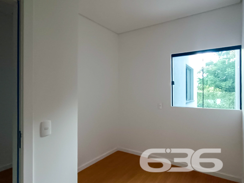 Seu novo lar no Iririú está aqui! Conforto, espaço e localização privilegiada em Joinville/SC.
Apresentamos esta belíssima residência geminada do tipo sobrado, com 108,66m² de área, localizada em rua pavimentada, no coração do bairro Iririú — uma região valorizada por sua excelente infraestrutura e proximidade com tudo o que você precisa no dia a dia: escolas, hospitais, transporte público, shopping centers, vias de acesso e serviços essenciais.
O imóvel impressiona pelo projeto moderno, ambientes bem iluminados e excelente aproveitamento de espaço. No pavimento térreo, você encontra uma ampla sala de estar integrada à copa e cozinha, lavabo interno e uma lavanderia coberta nos fundos, com um segundo lavabo, estrategicamente pensado para atender a uma futura área de festas ou espaço gourmet.
A área externa surpreende com um generoso terreno de fundos com aproximadamente 10 metros — perfeito para quem deseja criar um jardim, instalar um pergolado ou simplesmente ter mais liberdade e privacidade ao ar livre.
No piso superior, são dois dormitórios confortáveis e uma suíte com sacada voltada para a face norte, proporcionando excelente incidência solar. Os dormitórios contam com piso laminado, trazendo aconchego e sofisticação ao ambiente.
A garagem comporta 2 veículos, sendo 1 vaga coberta. A fachada conta com acabamento contemporâneo, portão em ferro e detalhes em vidro, garantindo segurança e um visual elegante.
Detalhes que valorizam:
* Imóvel novo e pronto para morar
* Lavanderia separada e coberta
* Lavabo externo ideal para área gourmet
* Ambientes amplos, bem ventilados e iluminados
* Permite animais
Venha viver em um lar que alia qualidade construtiva, localização estratégica e ótimo custo-benefício.
Agende agora mesmo sua visita com um dos corretores da 636 Negócios Imobiliários. Aqui, sua conquista é tratada com seriedade, técnica e paixão por realizar sonhos.
636 NEGÓCIOS IMOBILIÁRIOS: A SUA MELHOR ESCOLHA
Com mais de 30 anos de experiência, a 636 Negócios Imobiliários é sua parceira ideal para encontrar o imóvel perfeito. Estamos prontos para ajudá-lo a fazer deste imóvel o seu novo lar.
Telefone: (47) 3451-0636
WhatsApp: (47) 99190-0636
Não perca esta oportunidade única. Visite nosso site para mais informações: i636.com.br