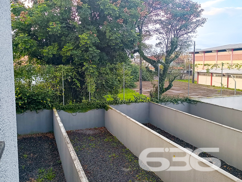 Seu novo lar no Iririú está aqui! Conforto, espaço e localização privilegiada em Joinville/SC.
Apresentamos esta belíssima residência geminada do tipo sobrado, com 108,66m² de área, localizada em rua pavimentada, no coração do bairro Iririú — uma região valorizada por sua excelente infraestrutura e proximidade com tudo o que você precisa no dia a dia: escolas, hospitais, transporte público, shopping centers, vias de acesso e serviços essenciais.
O imóvel impressiona pelo projeto moderno, ambientes bem iluminados e excelente aproveitamento de espaço. No pavimento térreo, você encontra uma ampla sala de estar integrada à copa e cozinha, lavabo interno e uma lavanderia coberta nos fundos, com um segundo lavabo, estrategicamente pensado para atender a uma futura área de festas ou espaço gourmet.
A área externa surpreende com um generoso terreno de fundos com aproximadamente 10 metros — perfeito para quem deseja criar um jardim, instalar um pergolado ou simplesmente ter mais liberdade e privacidade ao ar livre.
No piso superior, são dois dormitórios confortáveis e uma suíte com sacada voltada para a face norte, proporcionando excelente incidência solar. Os dormitórios contam com piso laminado, trazendo aconchego e sofisticação ao ambiente.
A garagem comporta 2 veículos, sendo 1 vaga coberta. A fachada conta com acabamento contemporâneo, portão em ferro e detalhes em vidro, garantindo segurança e um visual elegante.
Detalhes que valorizam:
* Imóvel novo e pronto para morar
* Lavanderia separada e coberta
* Lavabo externo ideal para área gourmet
* Ambientes amplos, bem ventilados e iluminados
* Permite animais
Venha viver em um lar que alia qualidade construtiva, localização estratégica e ótimo custo-benefício.
Agende agora mesmo sua visita com um dos corretores da 636 Negócios Imobiliários. Aqui, sua conquista é tratada com seriedade, técnica e paixão por realizar sonhos.
636 NEGÓCIOS IMOBILIÁRIOS: A SUA MELHOR ESCOLHA
Com mais de 30 anos de experiência, a 636 Negócios Imobiliários é sua parceira ideal para encontrar o imóvel perfeito. Estamos prontos para ajudá-lo a fazer deste imóvel o seu novo lar.
Telefone: (47) 3451-0636
WhatsApp: (47) 99190-0636
Não perca esta oportunidade única. Visite nosso site para mais informações: i636.com.br