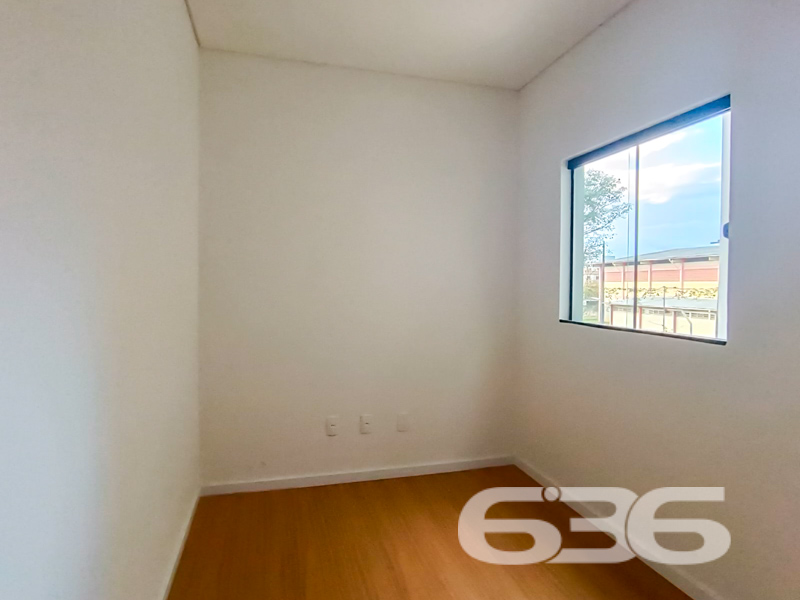 Seu novo lar no Iririú está aqui! Conforto, espaço e localização privilegiada em Joinville/SC.
Apresentamos esta belíssima residência geminada do tipo sobrado, com 108,66m² de área, localizada em rua pavimentada, no coração do bairro Iririú — uma região valorizada por sua excelente infraestrutura e proximidade com tudo o que você precisa no dia a dia: escolas, hospitais, transporte público, shopping centers, vias de acesso e serviços essenciais.
O imóvel impressiona pelo projeto moderno, ambientes bem iluminados e excelente aproveitamento de espaço. No pavimento térreo, você encontra uma ampla sala de estar integrada à copa e cozinha, lavabo interno e uma lavanderia coberta nos fundos, com um segundo lavabo, estrategicamente pensado para atender a uma futura área de festas ou espaço gourmet.
A área externa surpreende com um generoso terreno de fundos com aproximadamente 10 metros — perfeito para quem deseja criar um jardim, instalar um pergolado ou simplesmente ter mais liberdade e privacidade ao ar livre.
No piso superior, são dois dormitórios confortáveis e uma suíte com sacada voltada para a face norte, proporcionando excelente incidência solar. Os dormitórios contam com piso laminado, trazendo aconchego e sofisticação ao ambiente.
A garagem comporta 2 veículos, sendo 1 vaga coberta. A fachada conta com acabamento contemporâneo, portão em ferro e detalhes em vidro, garantindo segurança e um visual elegante.
Detalhes que valorizam:
* Imóvel novo e pronto para morar
* Lavanderia separada e coberta
* Lavabo externo ideal para área gourmet
* Ambientes amplos, bem ventilados e iluminados
* Permite animais
Venha viver em um lar que alia qualidade construtiva, localização estratégica e ótimo custo-benefício.
Agende agora mesmo sua visita com um dos corretores da 636 Negócios Imobiliários. Aqui, sua conquista é tratada com seriedade, técnica e paixão por realizar sonhos.
636 NEGÓCIOS IMOBILIÁRIOS: A SUA MELHOR ESCOLHA
Com mais de 30 anos de experiência, a 636 Negócios Imobiliários é sua parceira ideal para encontrar o imóvel perfeito. Estamos prontos para ajudá-lo a fazer deste imóvel o seu novo lar.
Telefone: (47) 3451-0636
WhatsApp: (47) 99190-0636
Não perca esta oportunidade única. Visite nosso site para mais informações: i636.com.br
