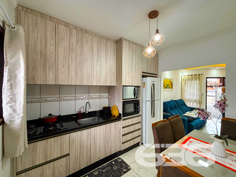 Seu novo lar no Morro do Meio espera por você!
Essa charmosa residência térrea une conforto, funcionalidade e excelente aproveitamento do terreno. Com 91m² de área, ela foi projetada para quem busca viver bem, com estilo e praticidade.
A área íntima conta com 2 dormitórios confortáveis e um banheiro social com ótimo padrão de acabamento. Toda a casa é muito bem ventilada e iluminada naturalmente. A sensação é de aconchego e zelo em cada ambiente.
Na parte externa, há espaço de sobra: garagem coberta para 1 veículo e amplo espaço de estacionamento nos fundos para até 6 veículos descobertos, ideal para quem recebe visitas com frequência ou possui mais de um carro.
Além disso, a localização estratégica oferece fácil acesso a escolas, comércios e serviços essenciais.
Agende sua visita e venha se encantar!
636 NEGÓCIOS IMOBILIÁRIOS: A SUA MELHOR ESCOLHA
Com mais de 30 anos de experiência, a 636 Negócios Imobiliários é sua parceira ideal para encontrar o imóvel perfeito. Estamos prontos para ajudá-lo a fazer deste imóvel o seu novo lar.
Telefone: (47) 3451-0636
WhatsApp: (47) 99190-0636
Não perca esta oportunidade única. Visite nosso site para mais informações: i636.com.br