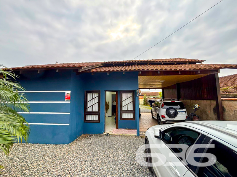 Seu novo lar no Morro do Meio espera por você!
Essa charmosa residência térrea une conforto, funcionalidade e excelente aproveitamento do terreno. Com 91m² de área, ela foi projetada para quem busca viver bem, com estilo e praticidade.
A área íntima conta com 2 dormitórios confortáveis e um banheiro social com ótimo padrão de acabamento. Toda a casa é muito bem ventilada e iluminada naturalmente. A sensação é de aconchego e zelo em cada ambiente.
Na parte externa, há espaço de sobra: garagem coberta para 1 veículo e amplo espaço de estacionamento nos fundos para até 6 veículos descobertos, ideal para quem recebe visitas com frequência ou possui mais de um carro.
Além disso, a localização estratégica oferece fácil acesso a escolas, comércios e serviços essenciais.
Agende sua visita e venha se encantar!
636 NEGÓCIOS IMOBILIÁRIOS: A SUA MELHOR ESCOLHA
Com mais de 30 anos de experiência, a 636 Negócios Imobiliários é sua parceira ideal para encontrar o imóvel perfeito. Estamos prontos para ajudá-lo a fazer deste imóvel o seu novo lar.
Telefone: (47) 3451-0636
WhatsApp: (47) 99190-0636
Não perca esta oportunidade única. Visite nosso site para mais informações: i636.com.br